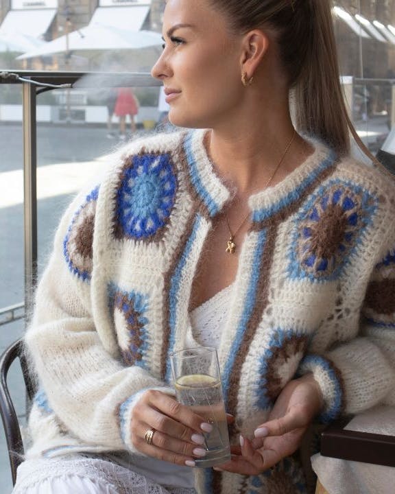 Hæklet trøje med bedstemorfirkanter