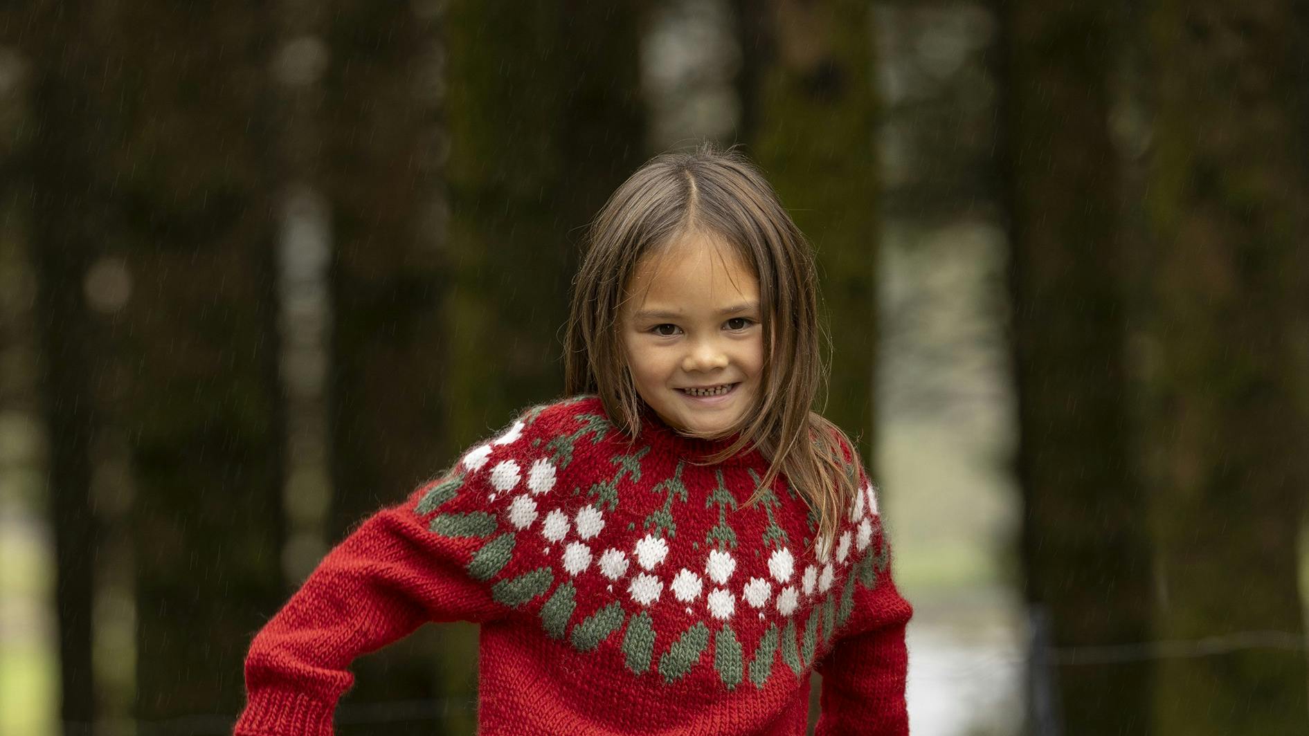 Julestrik til børn med rundt bærestykke.