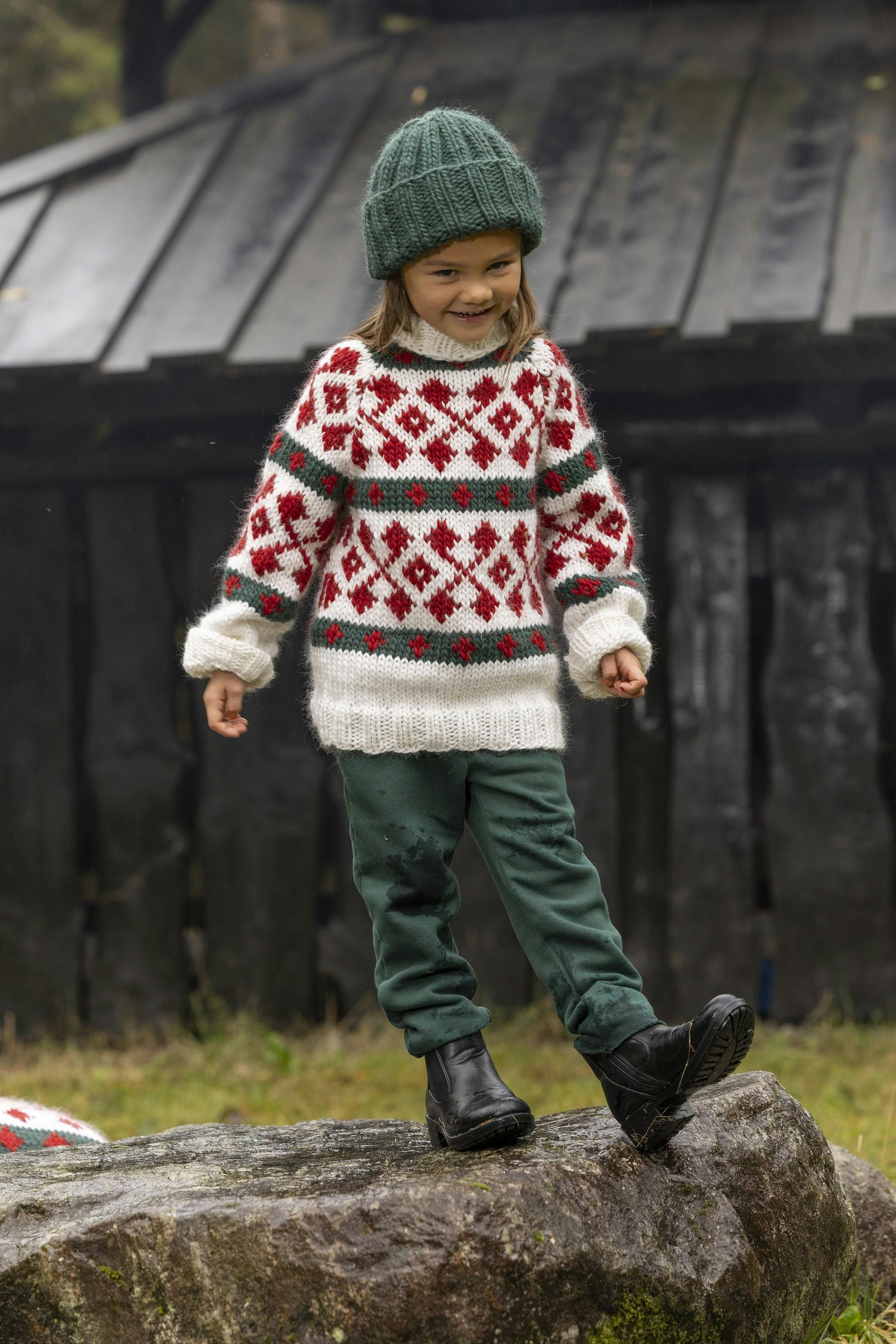 Julesweater til børn med raglan og høj hals.