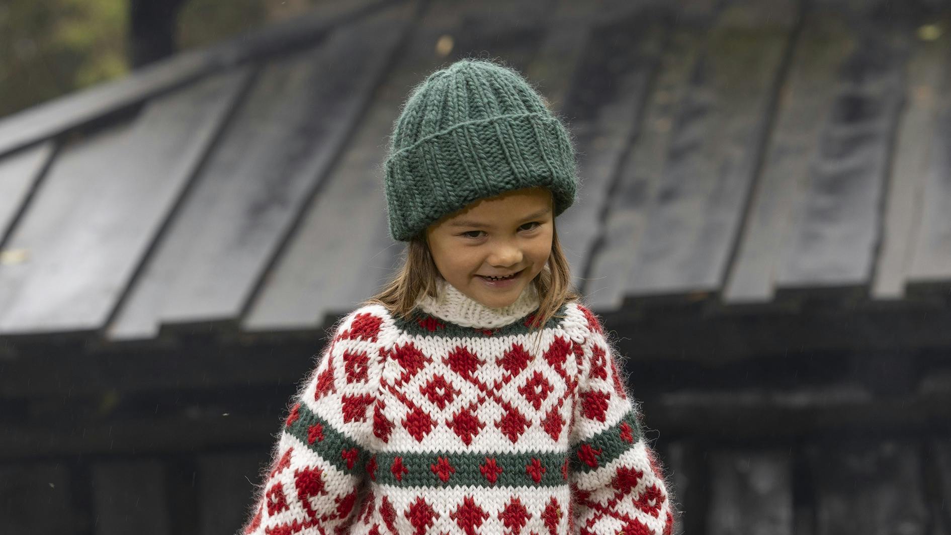 Julesweater til børn med raglan og høj hals.