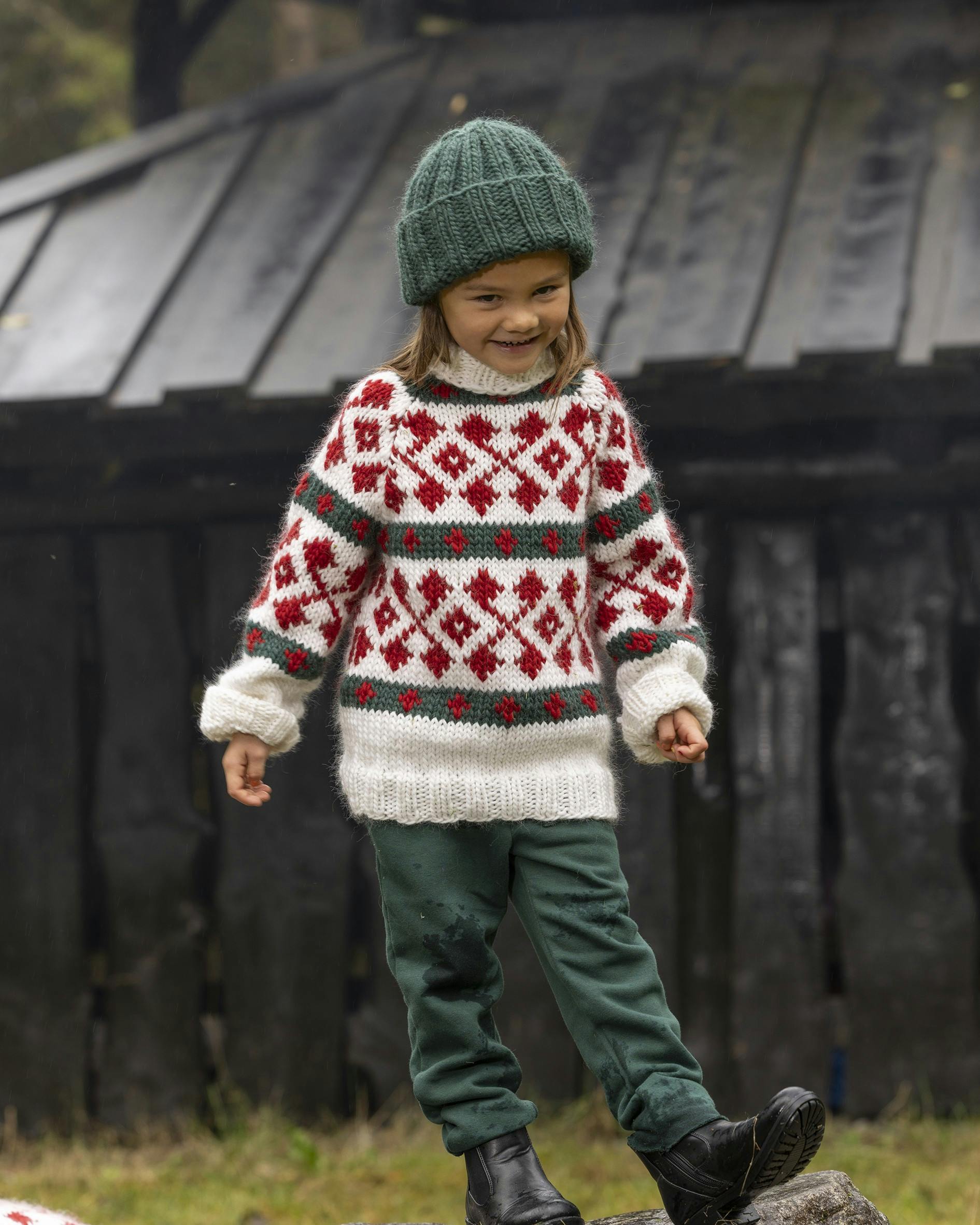 Julesweater til børn med raglan og høj hals.