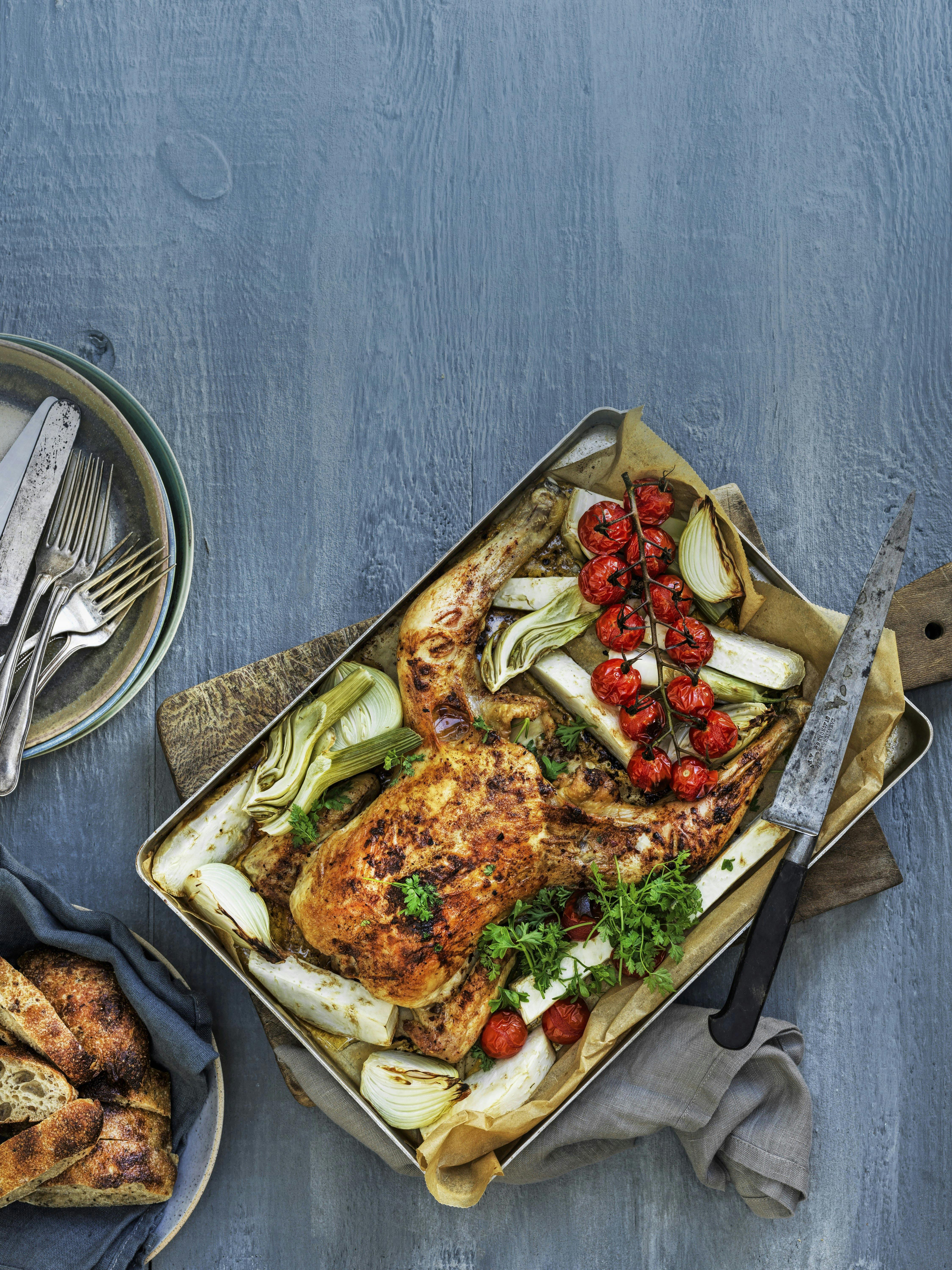 Helstegt kylling med harissa og rodfrugter.