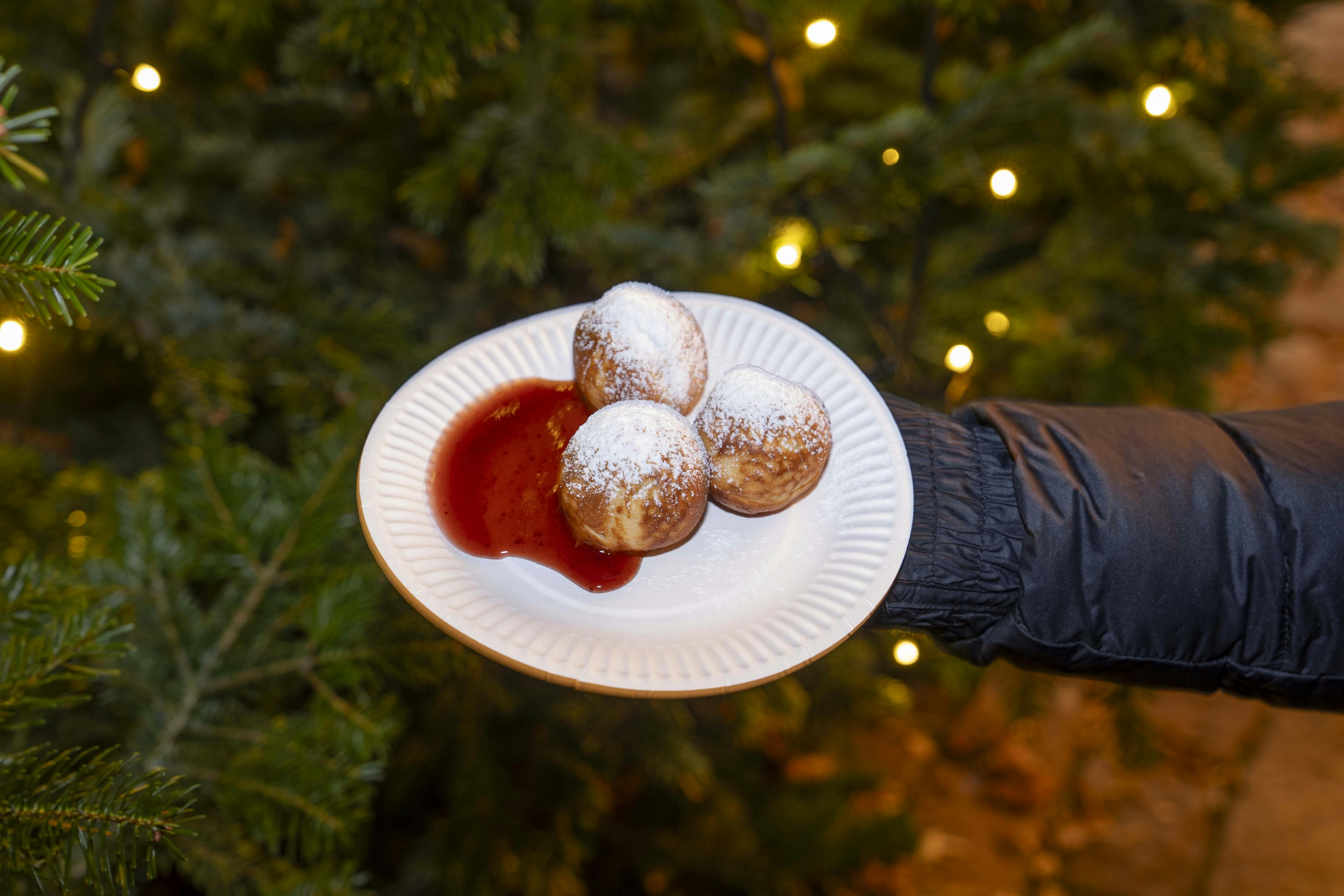 Lune æbleskiver på Gammeltorv i Aalborg, hvor der er julemarked.