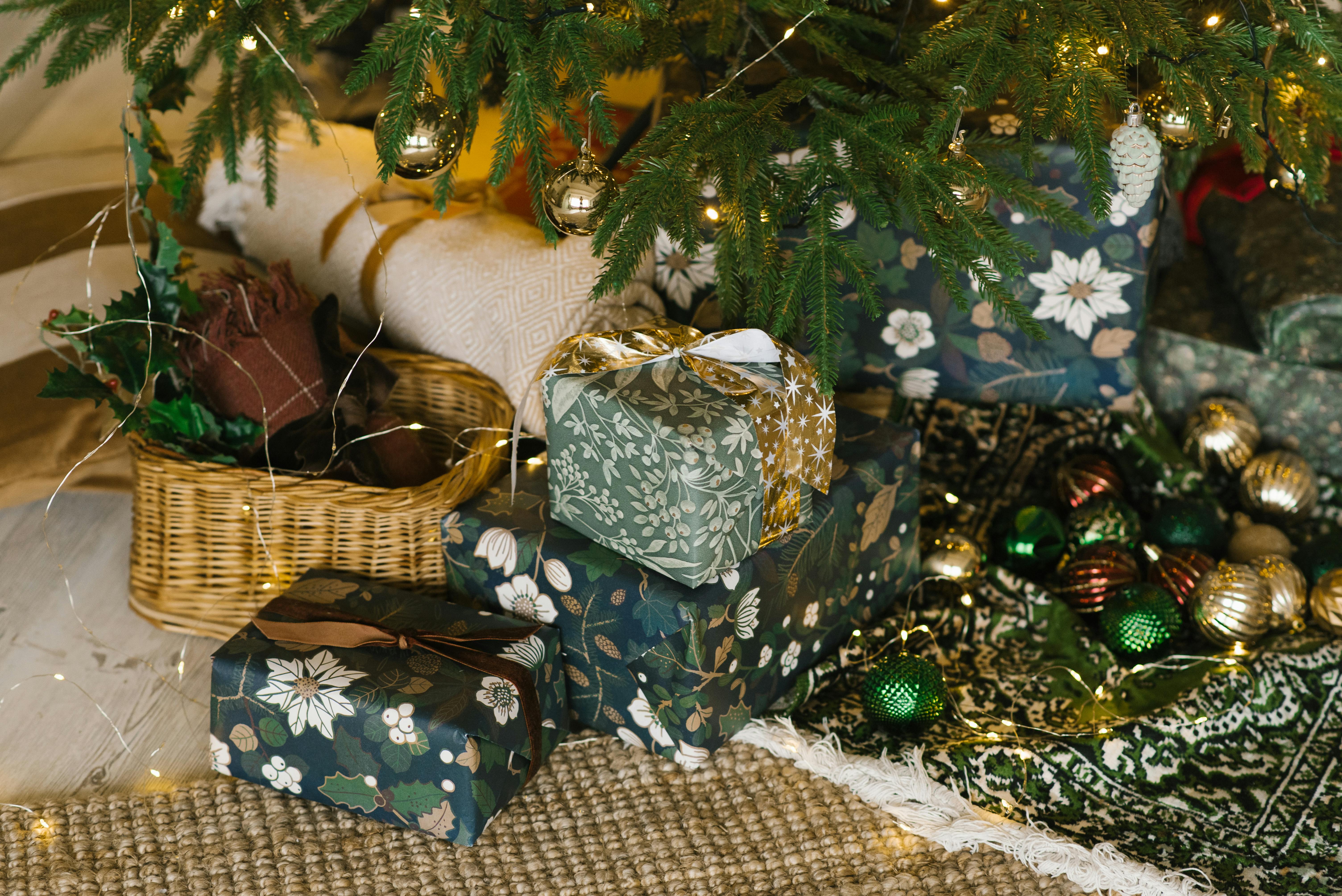 Julegaver under træet og fine kugler.