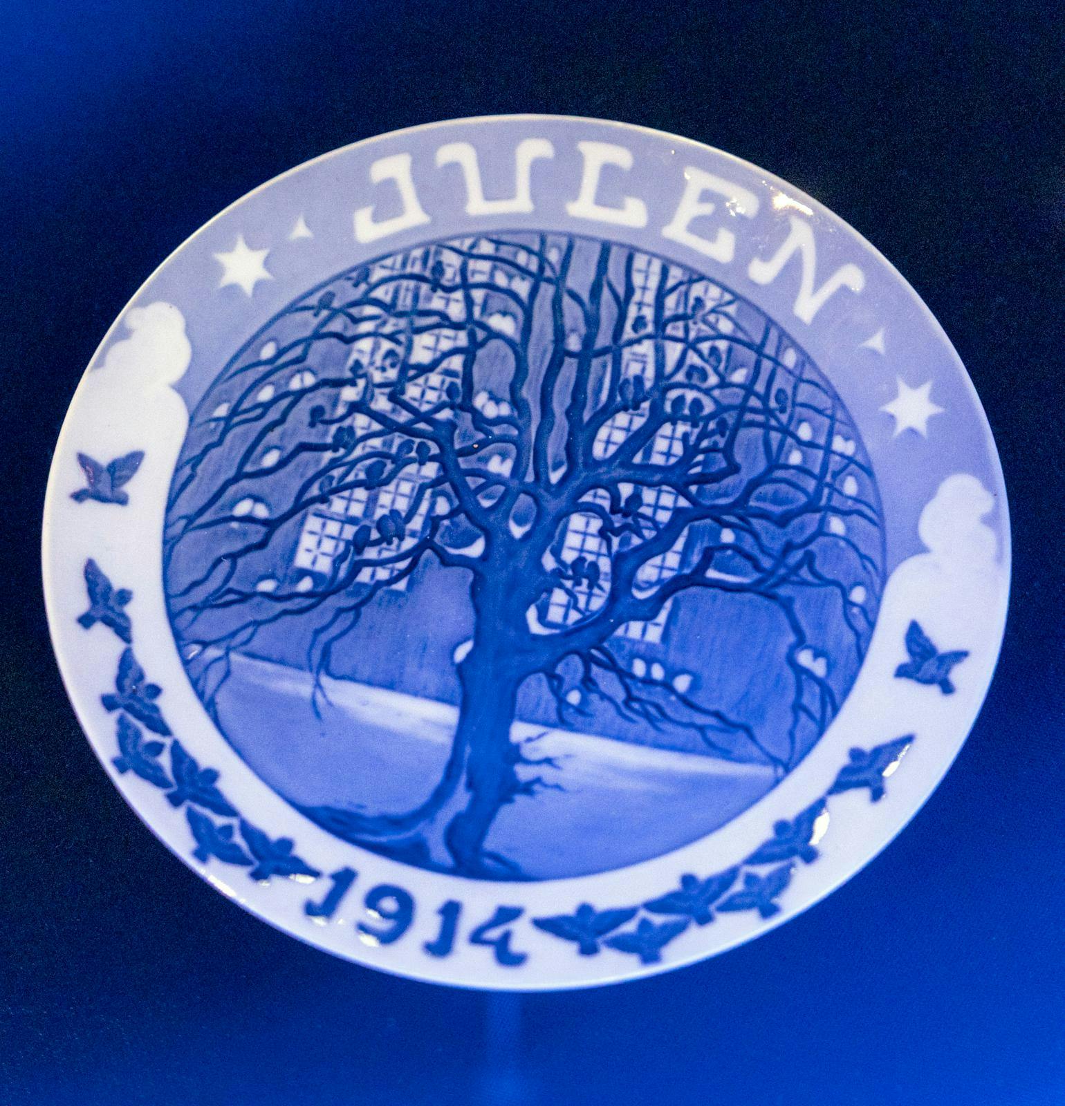 Juleplatte med motiv af et træ og teksten Julen 1914.