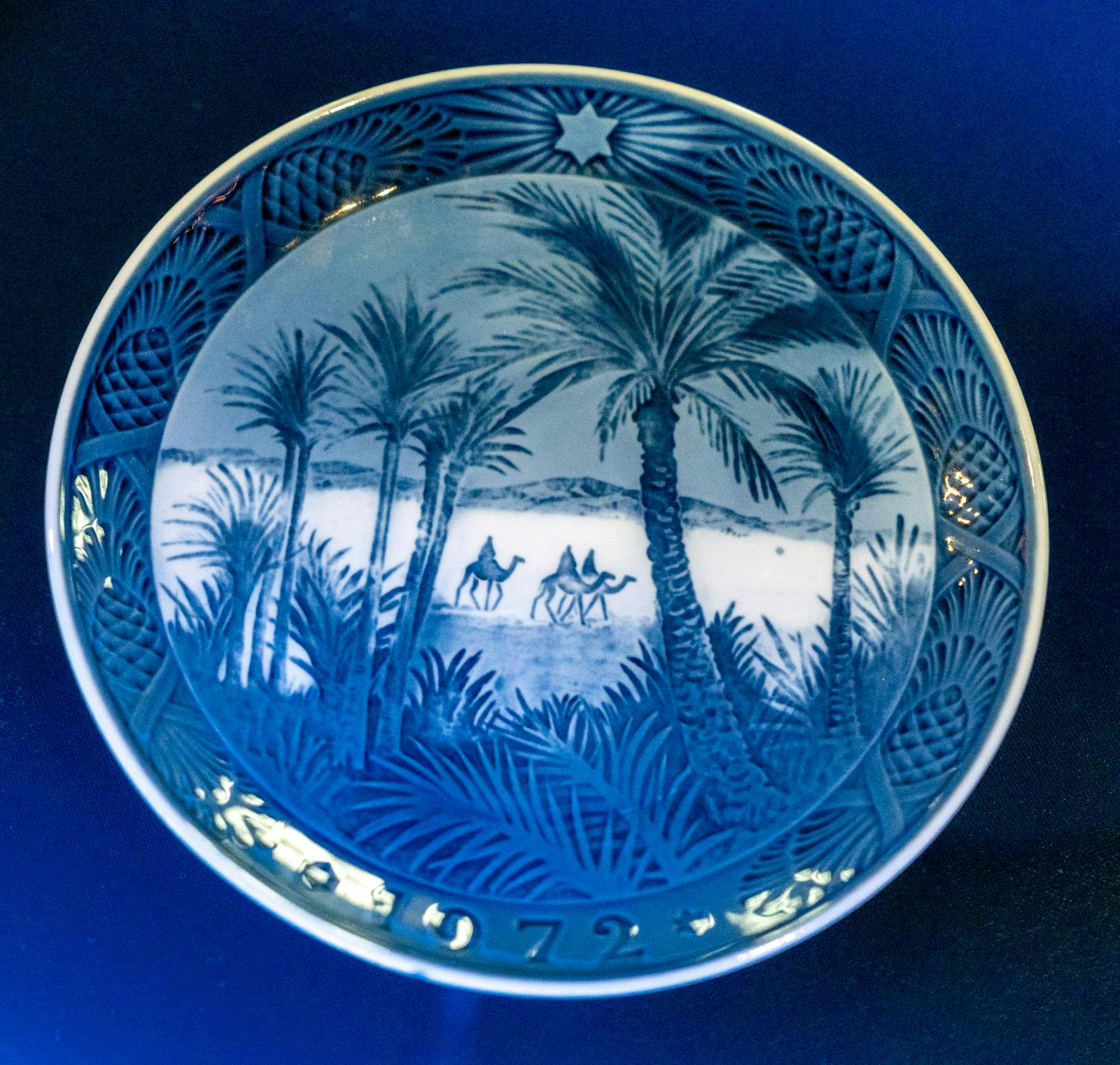 Juleplatte fra 1972 med palmer i ørken og tre visemænd på kameler.