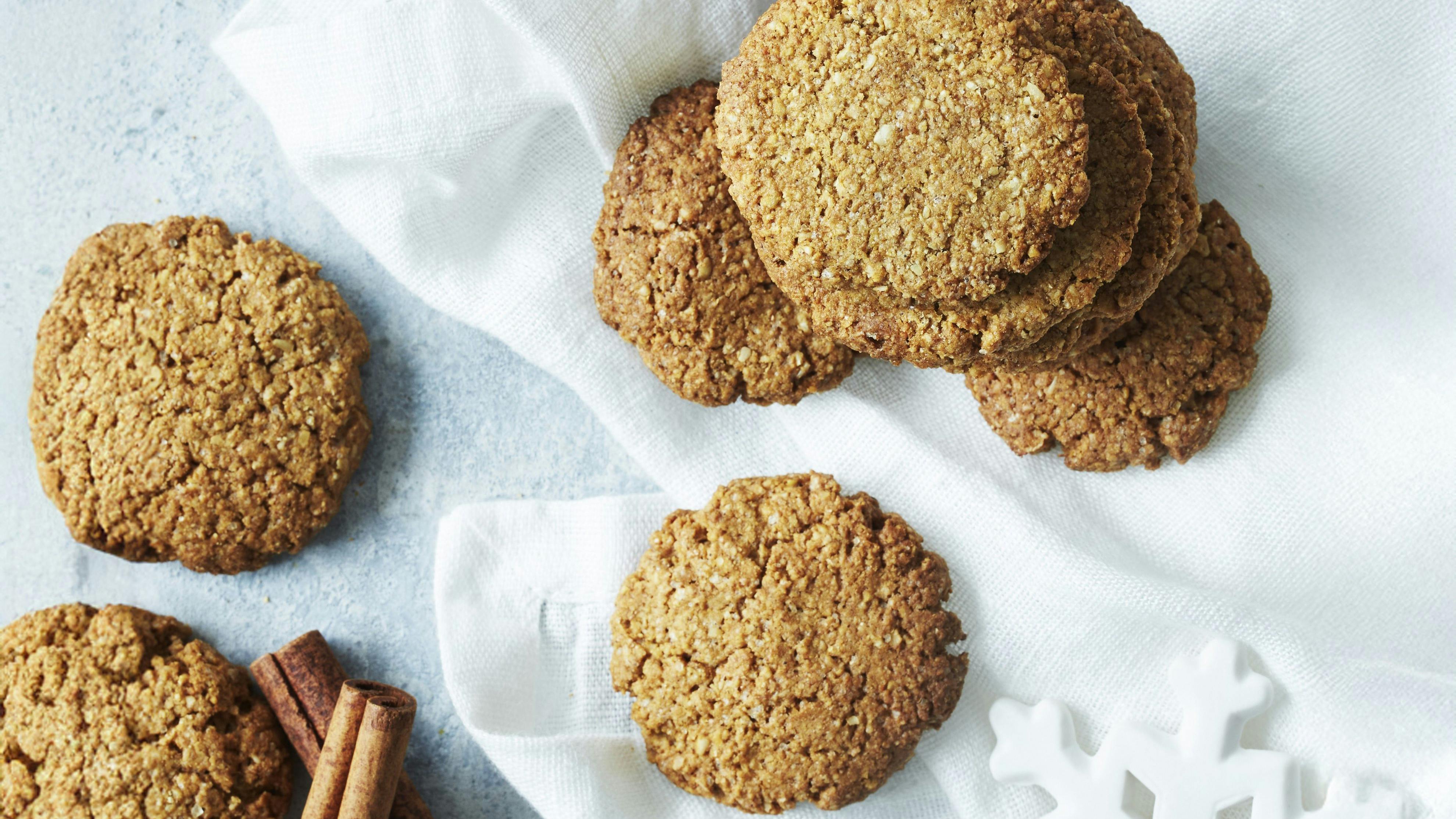 Sprøde kiks med kanel