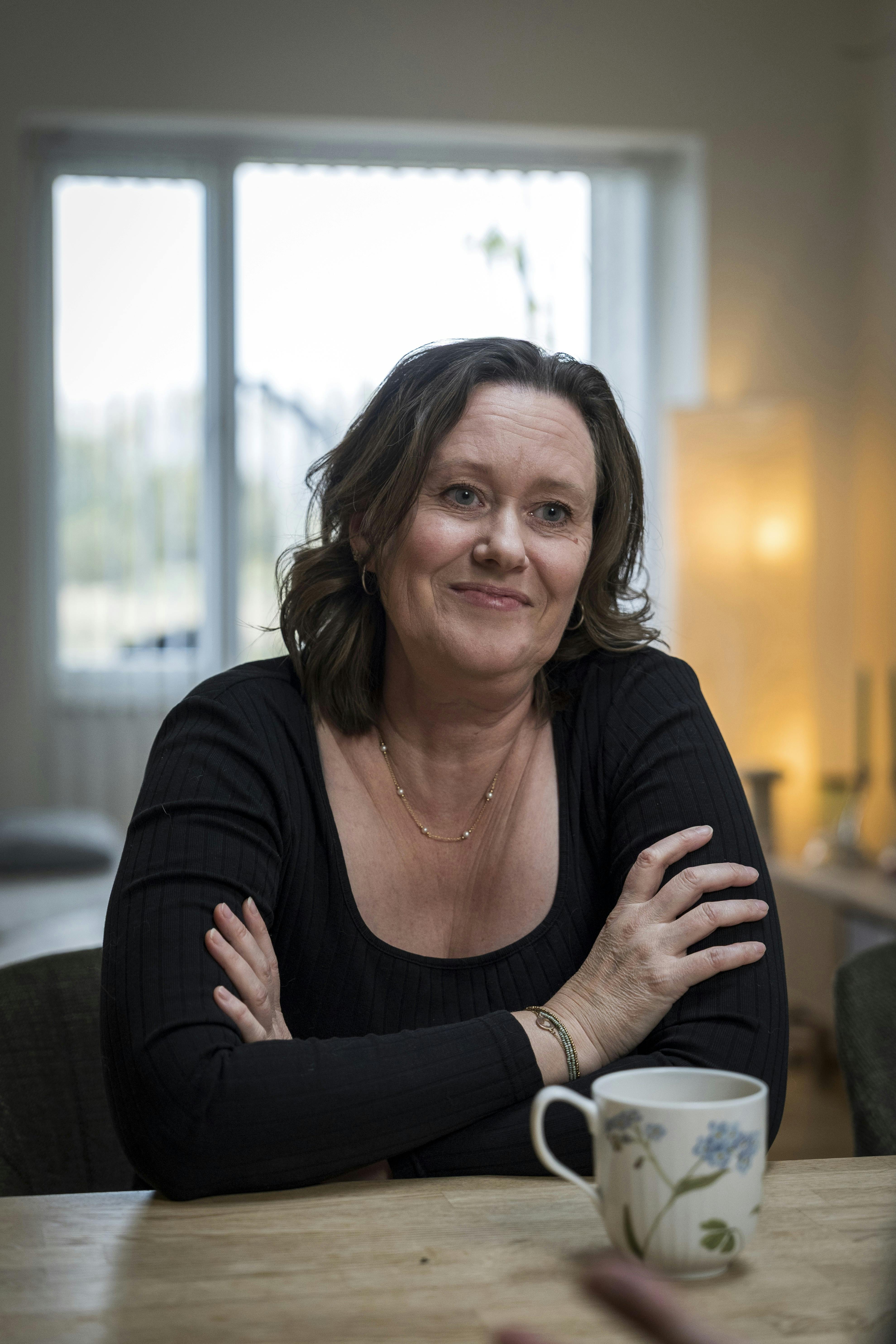 Anja Brix Winkler drikker kaffe ved sit bord.