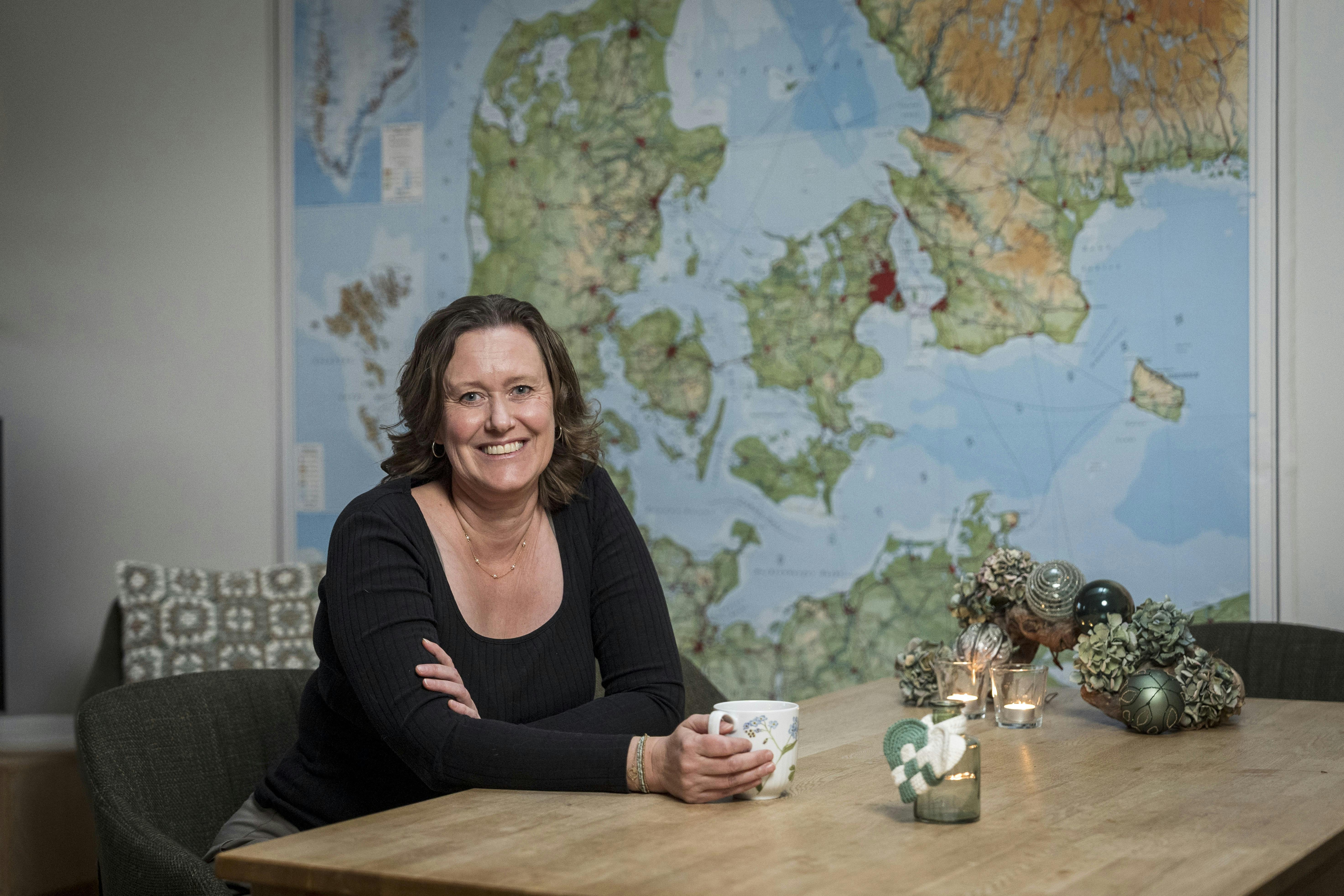 Anja Brix Winkler ved sit bord i hjemmet i Odder.