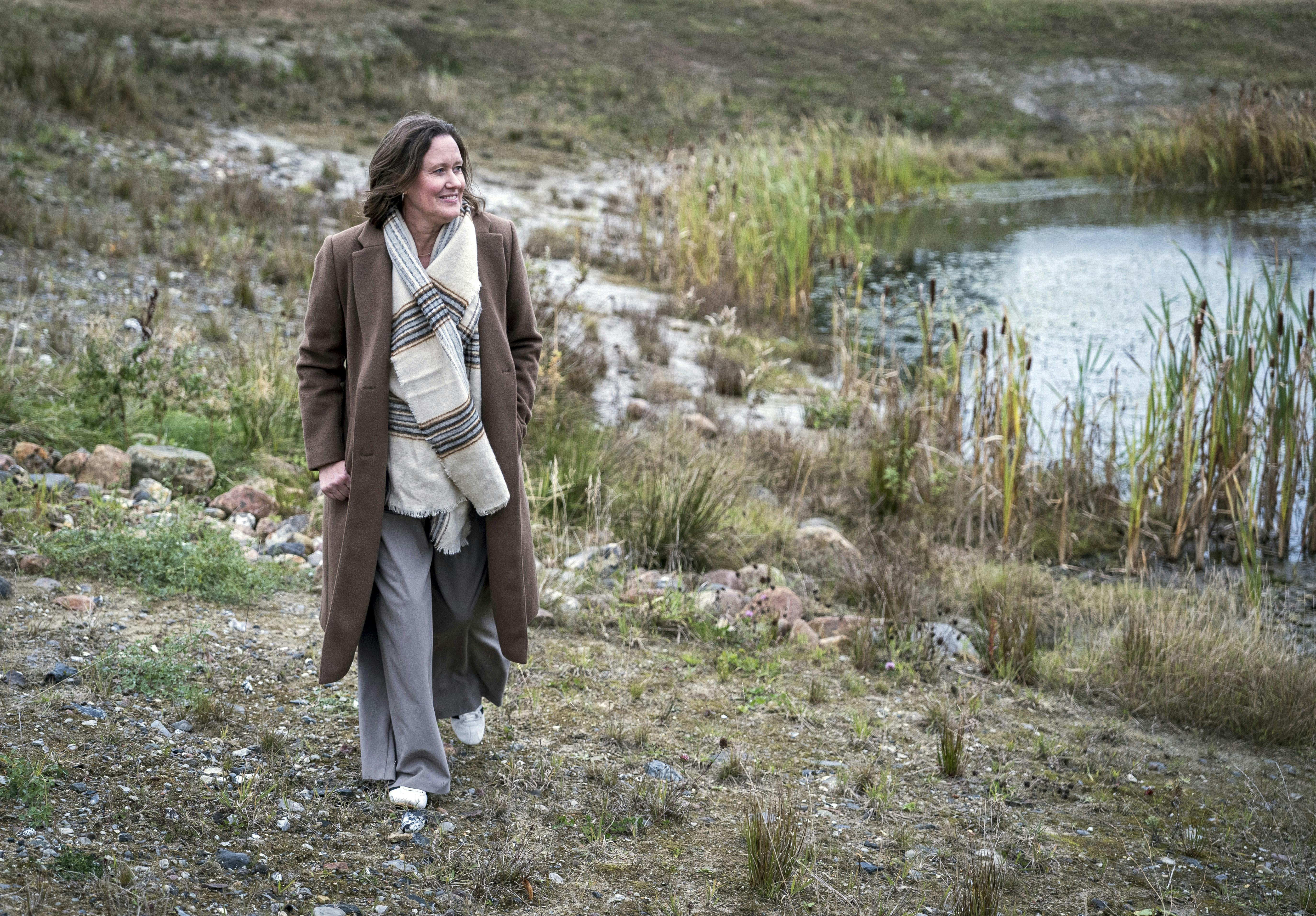 Amja Brix Winkler går en tur tæt på mosen, hvor hun bor.