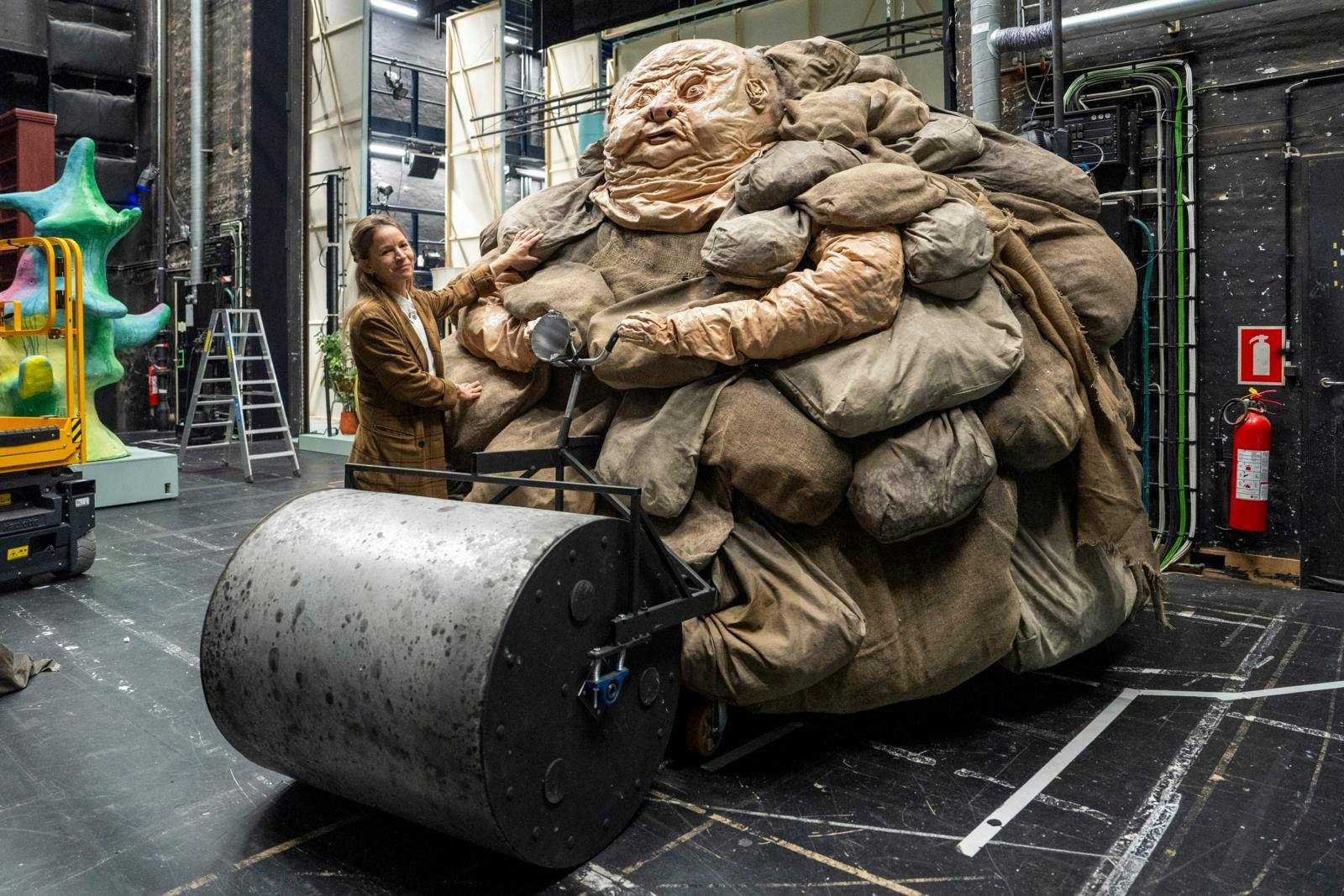 En stor brun drage med en tromle foran.