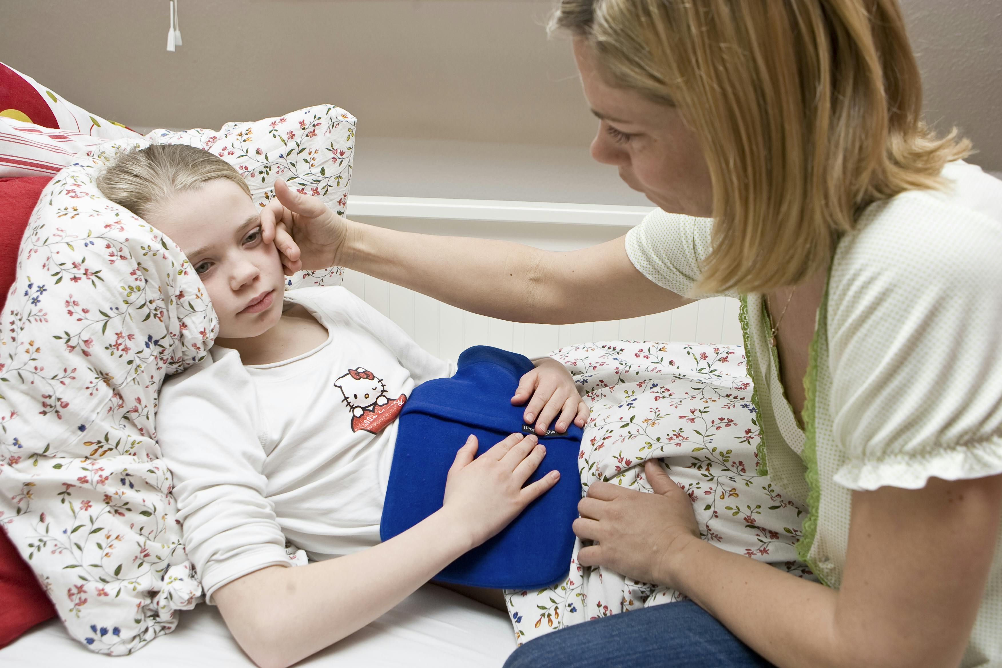 Pige har ondt i maven