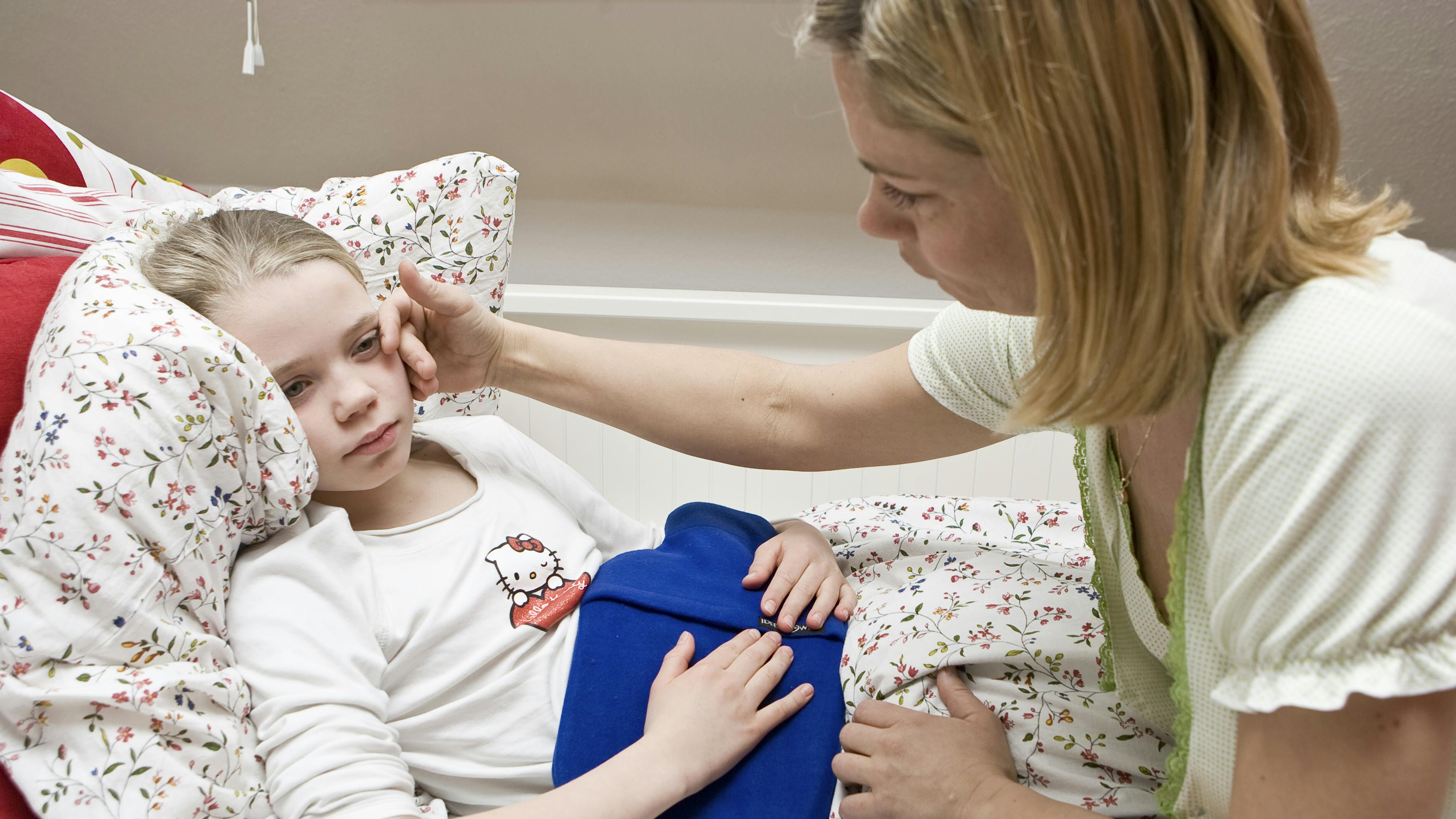 Pige har ondt i maven