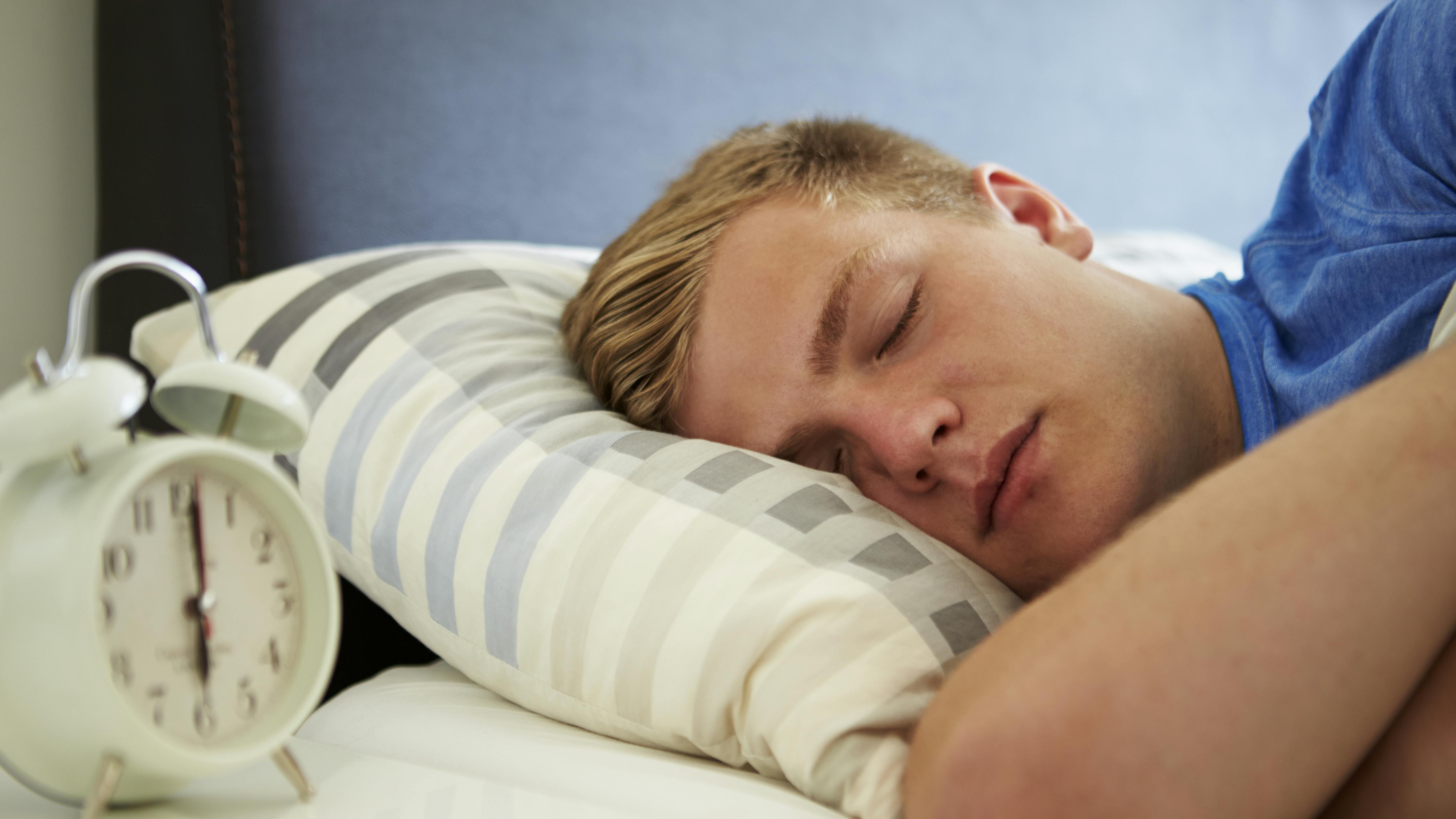 Sovende sløv teenager