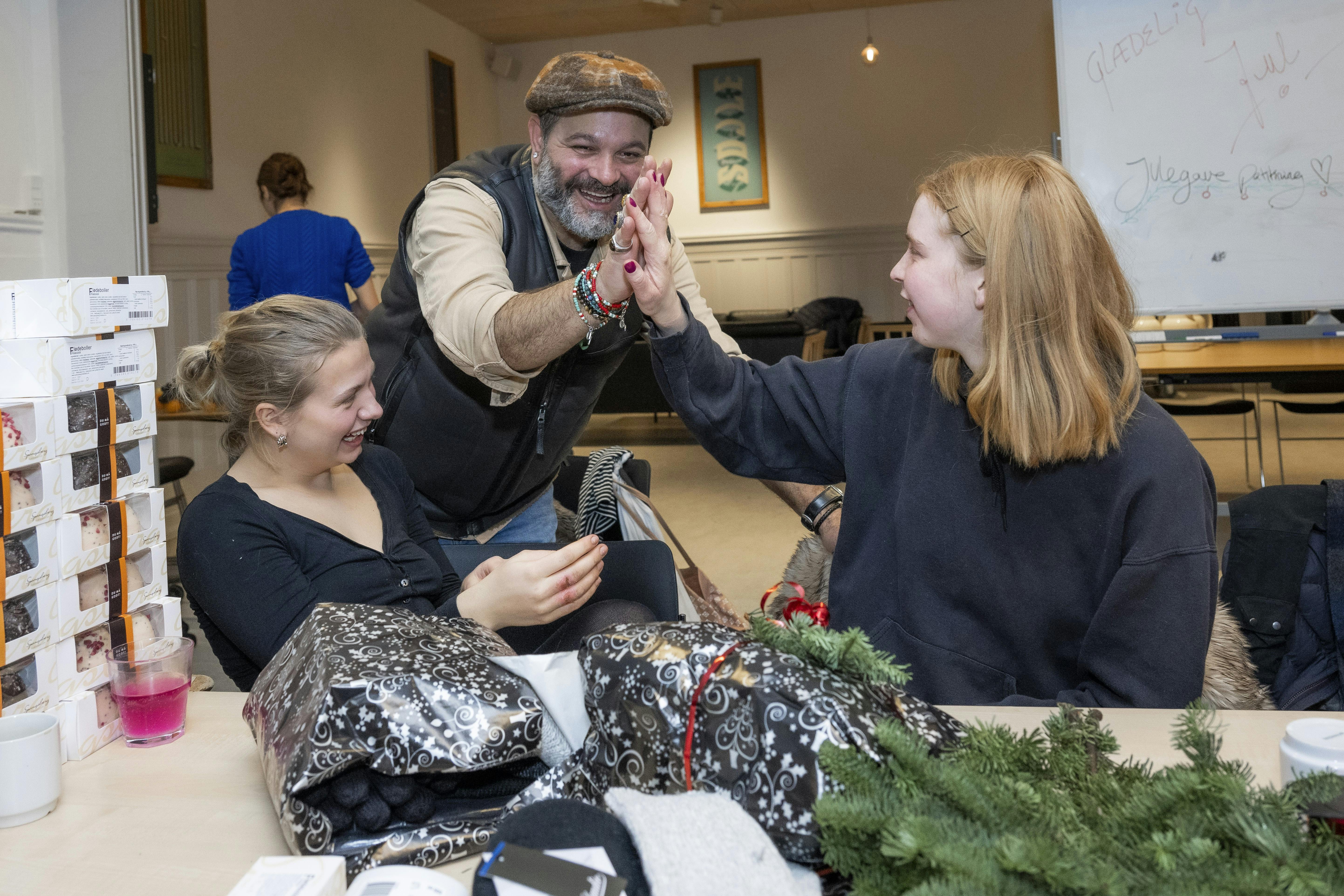 Liva Lund og Maria Tranum Baumann får påskønnelse for deres fine arbejde med julepakker til de hjemløse af Gabriel Arcadie Gabor i form af rosende ord og en highfive.
