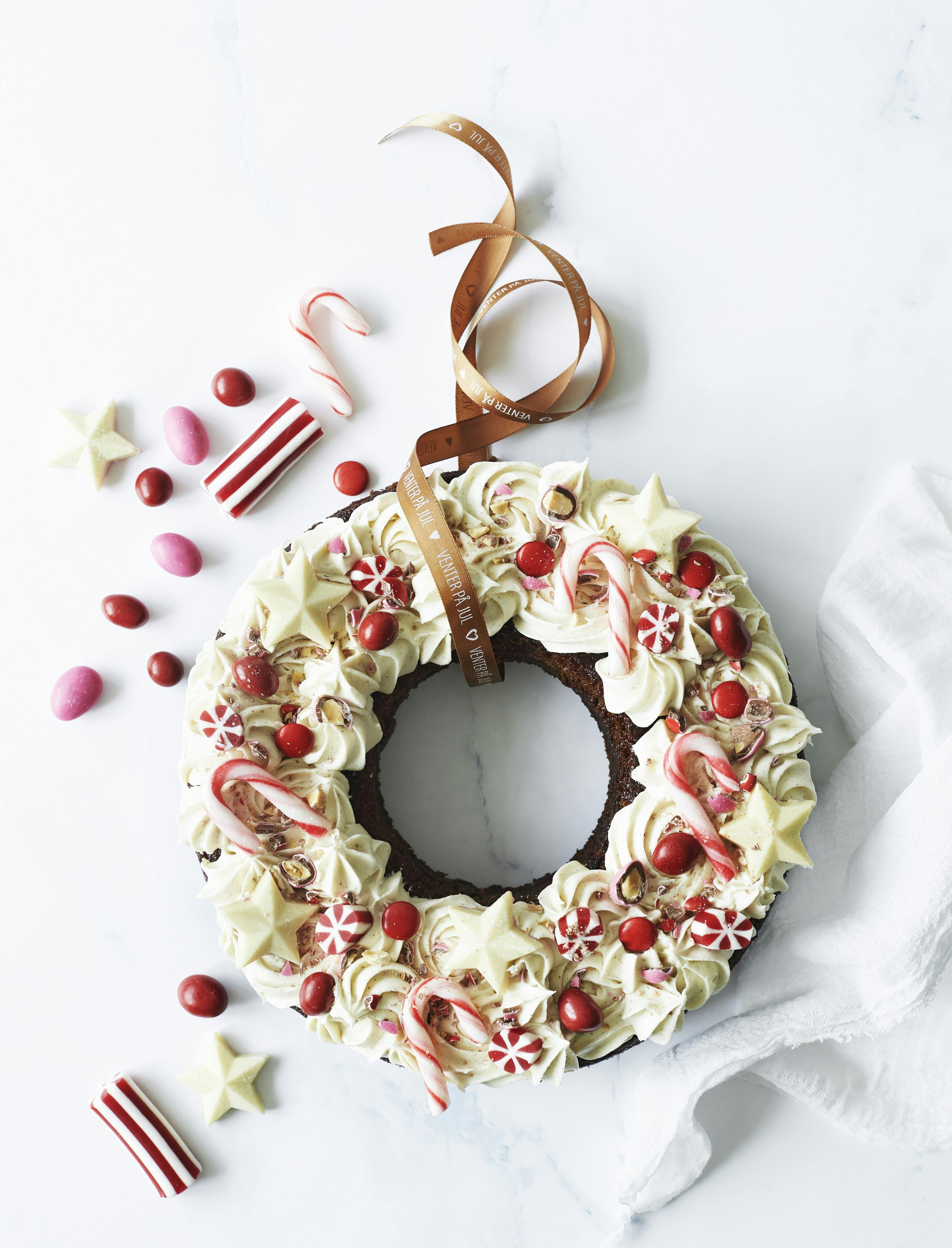 Julekrans med flødeostecreme og juleslik