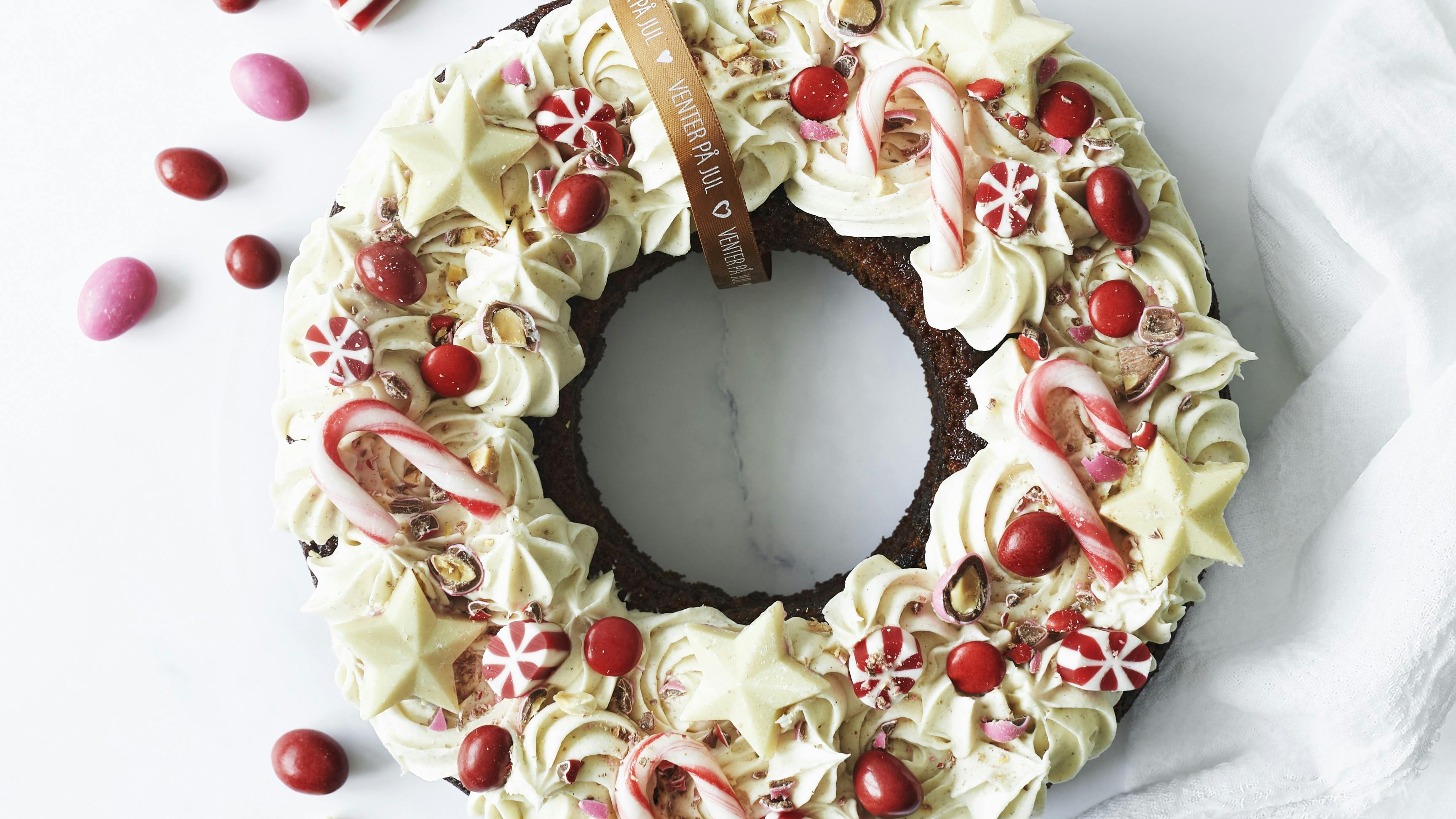 Julekrans med flødeostecreme og juleslik