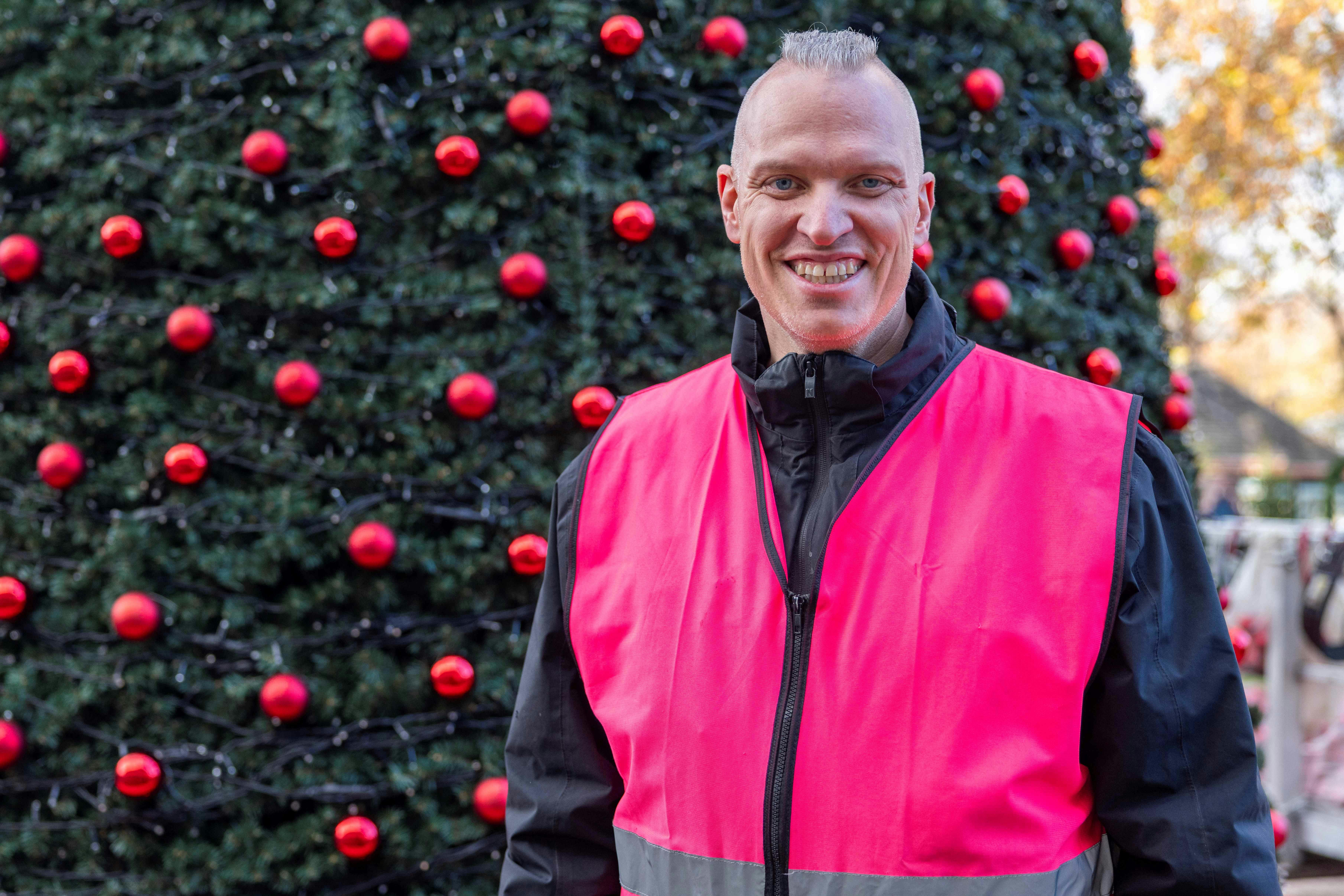 Michael Engel foran kegletræet i Tivoli, København