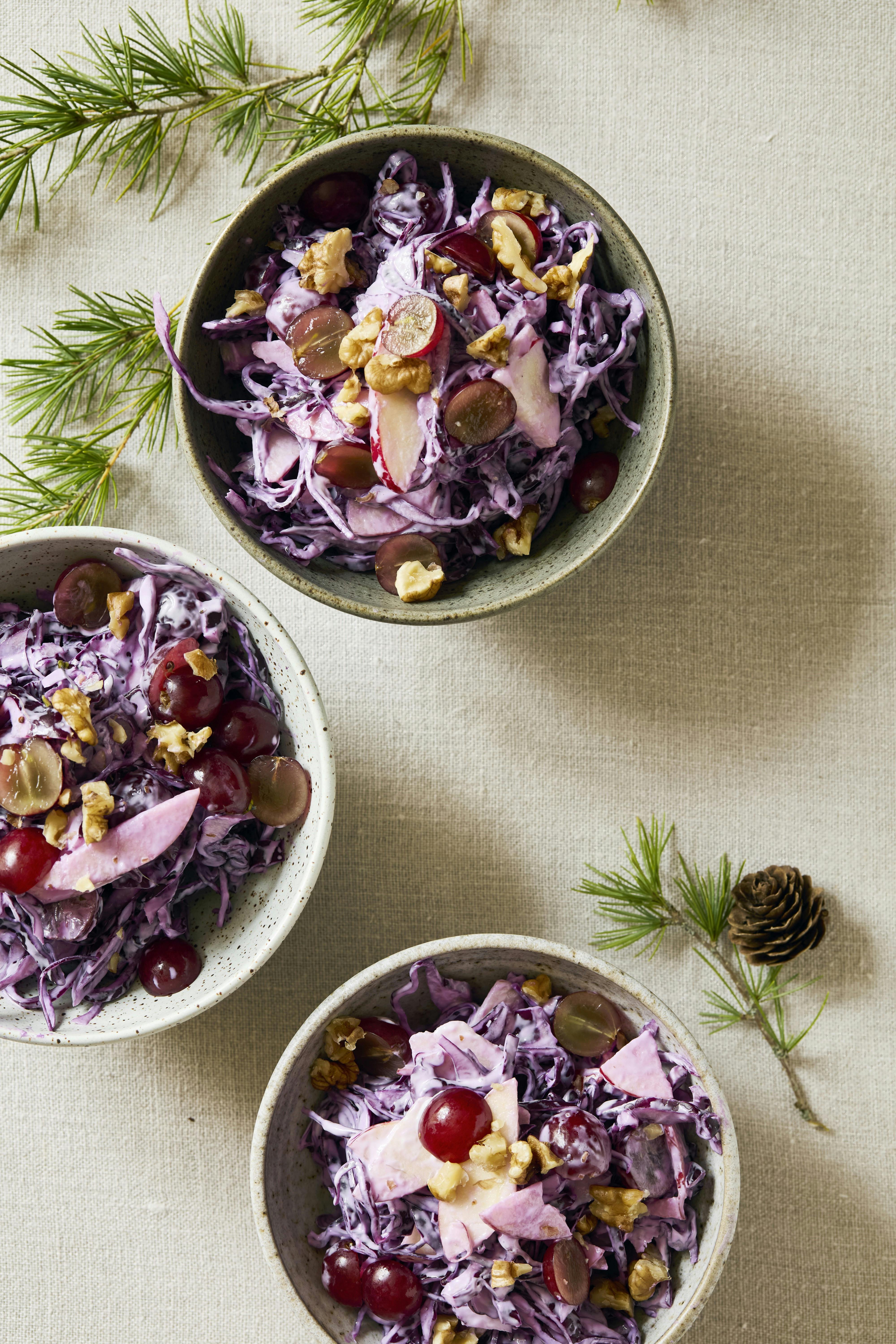 Rødkålssalat med frugt, nødder og skyrdressing