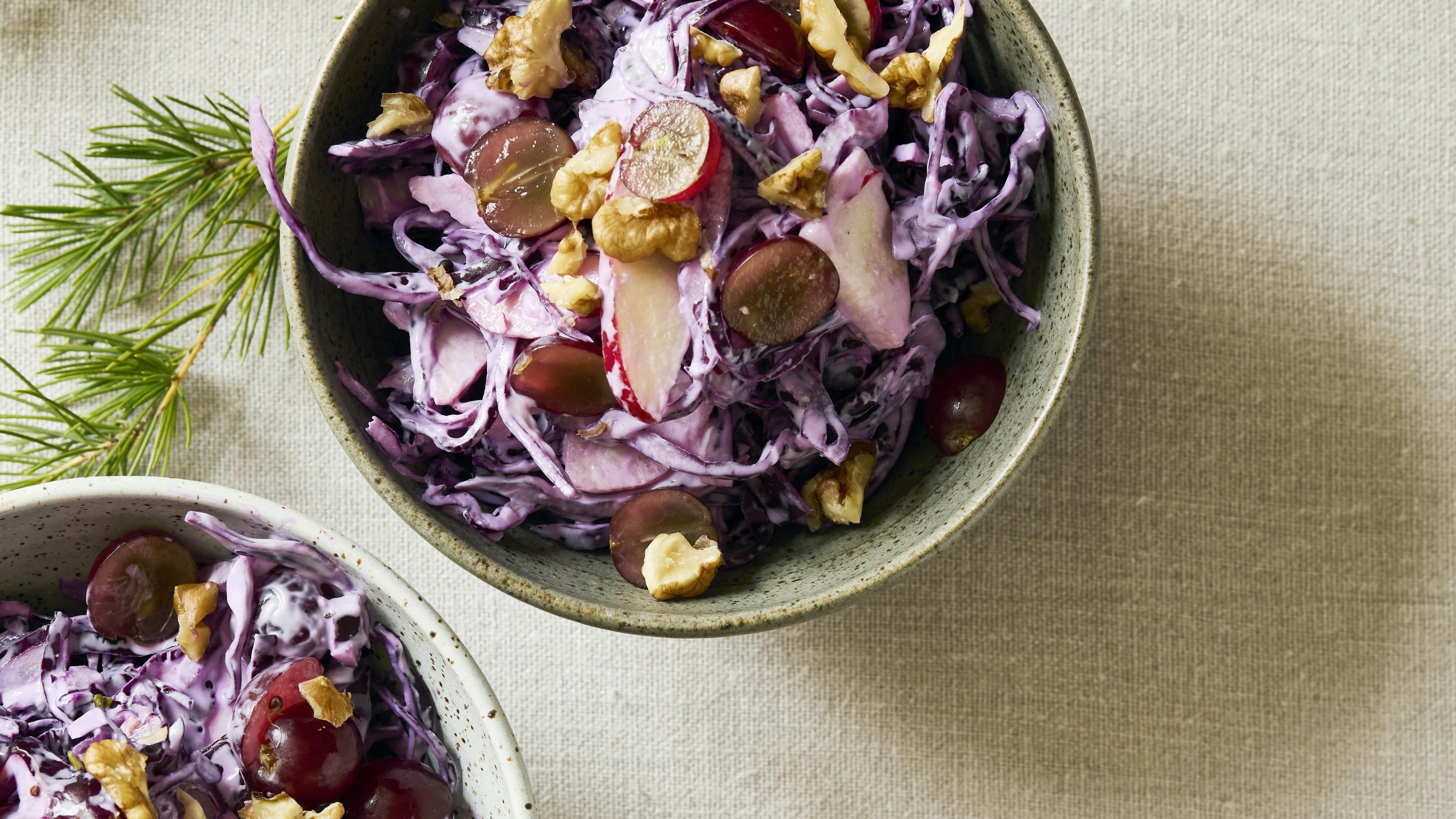 Rødkålssalat med frugt, nødder og skyrdressing