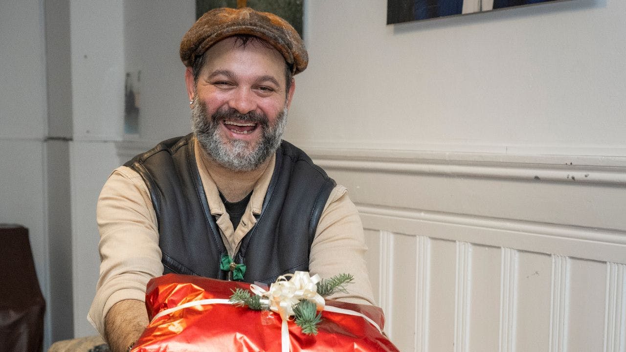 Gabriel Arcadie Gabor, tidligere rumænsk børnehjems- og gadebarn, knokler hver jul for at skaffe københavnske hjemløse de fornødne ting til at klare vinteren.