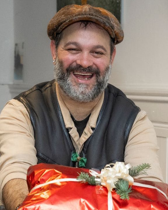 Gabriel rækker smilende en rød julegave frem