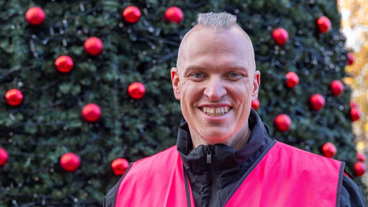 Michael Engel foran kegletræet i Tivoli, København