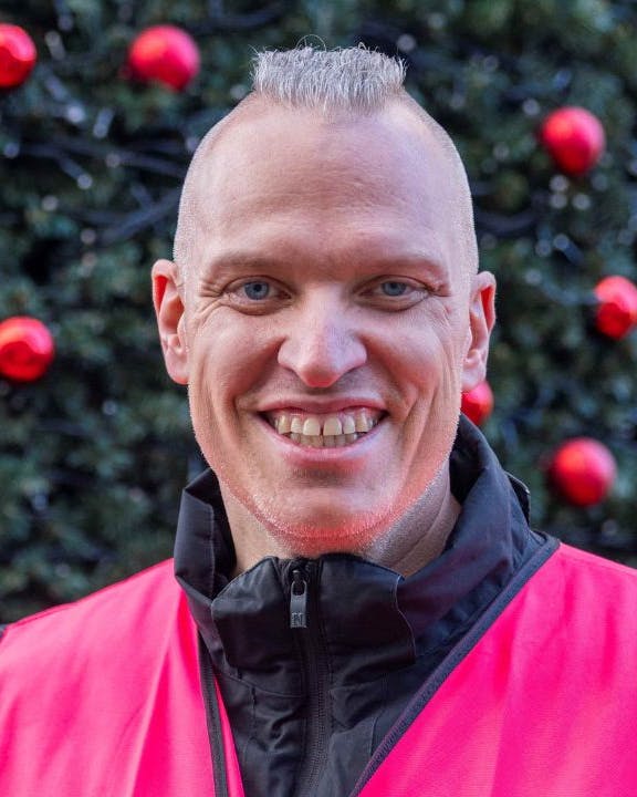 Michael Engel foran kegletræet i Tivoli, København