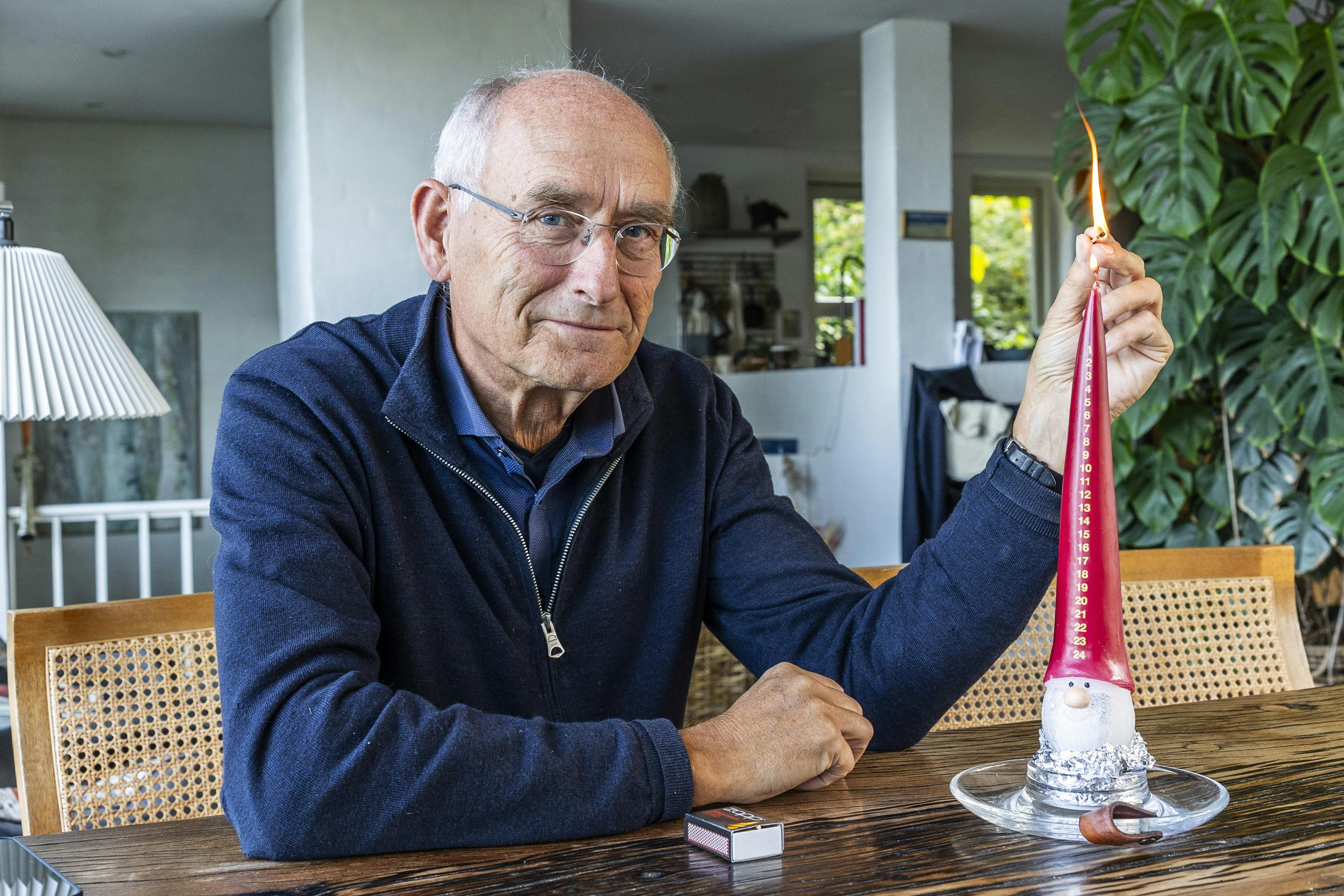 Poul Nesgaard, der i 1980 var en del af makkerparret bag DR's julekalender "Jul og grønne skove", tænder et kalenderlys med form som en julemand.