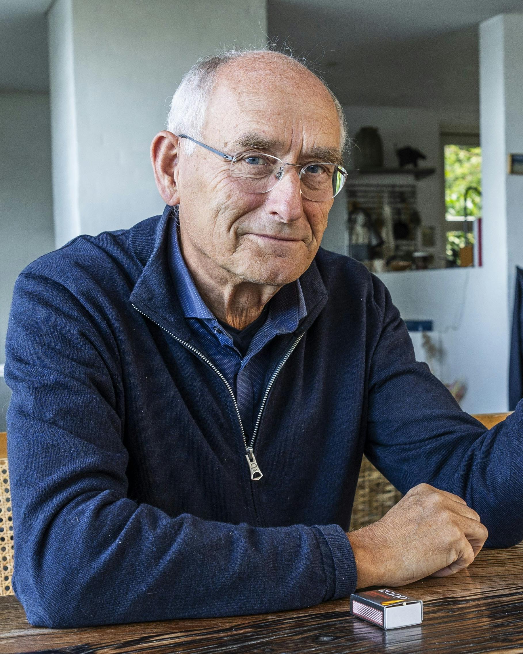 Poul Nesgaard, der i 1980 var en del af makkerparret bag DR's julekalender "Jul og grønne skove", tænder et kalenderlys med form som en julemand.