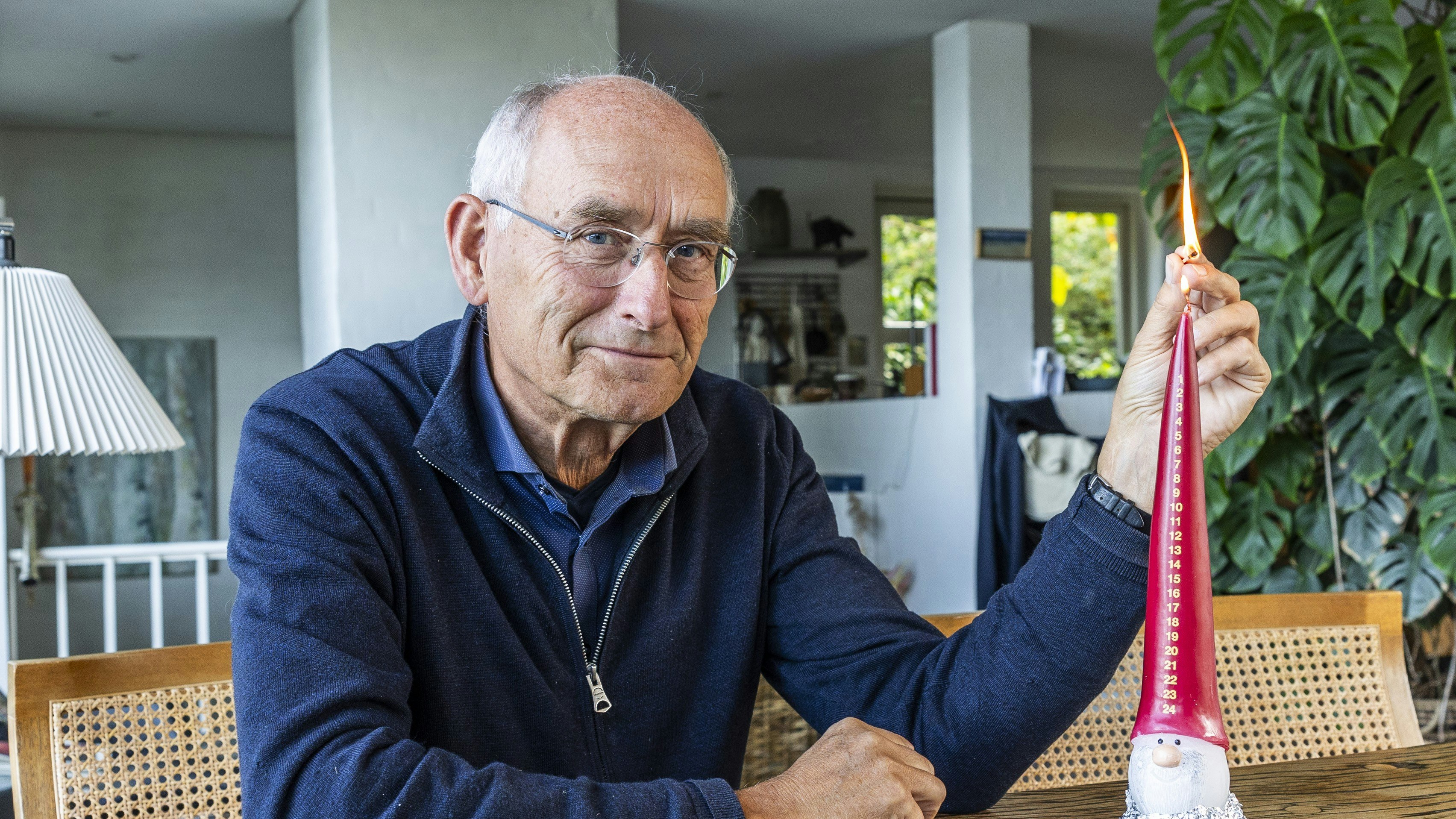 Poul Nesgaard, der i 1980 var en del af makkerparret bag DR's julekalender "Jul og grønne skove", tænder et kalenderlys med form som en julemand.