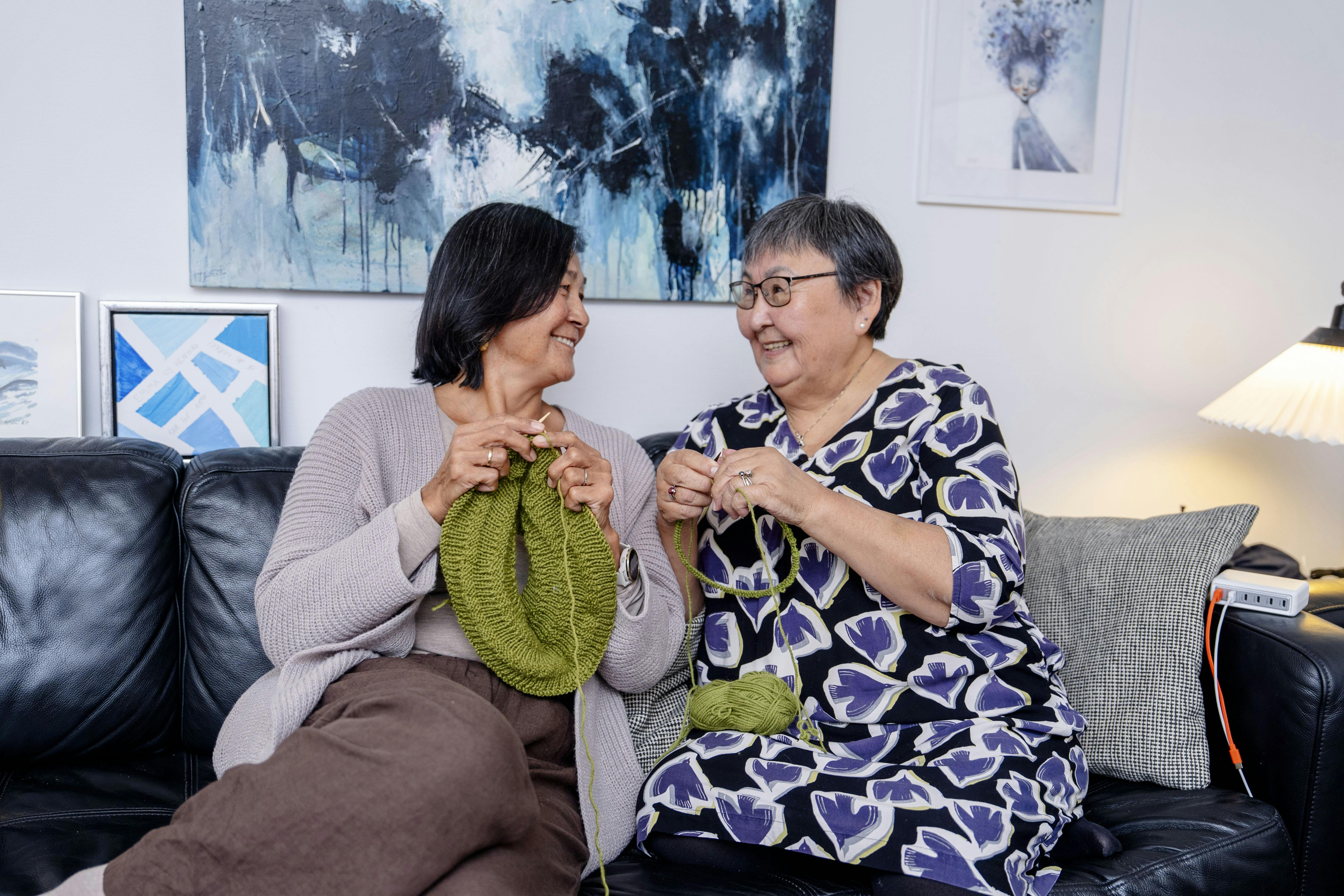 Emma Petersen og Amma Knudsen er begge født og opvokset i Grønland og er den dag i dag nære veninder.