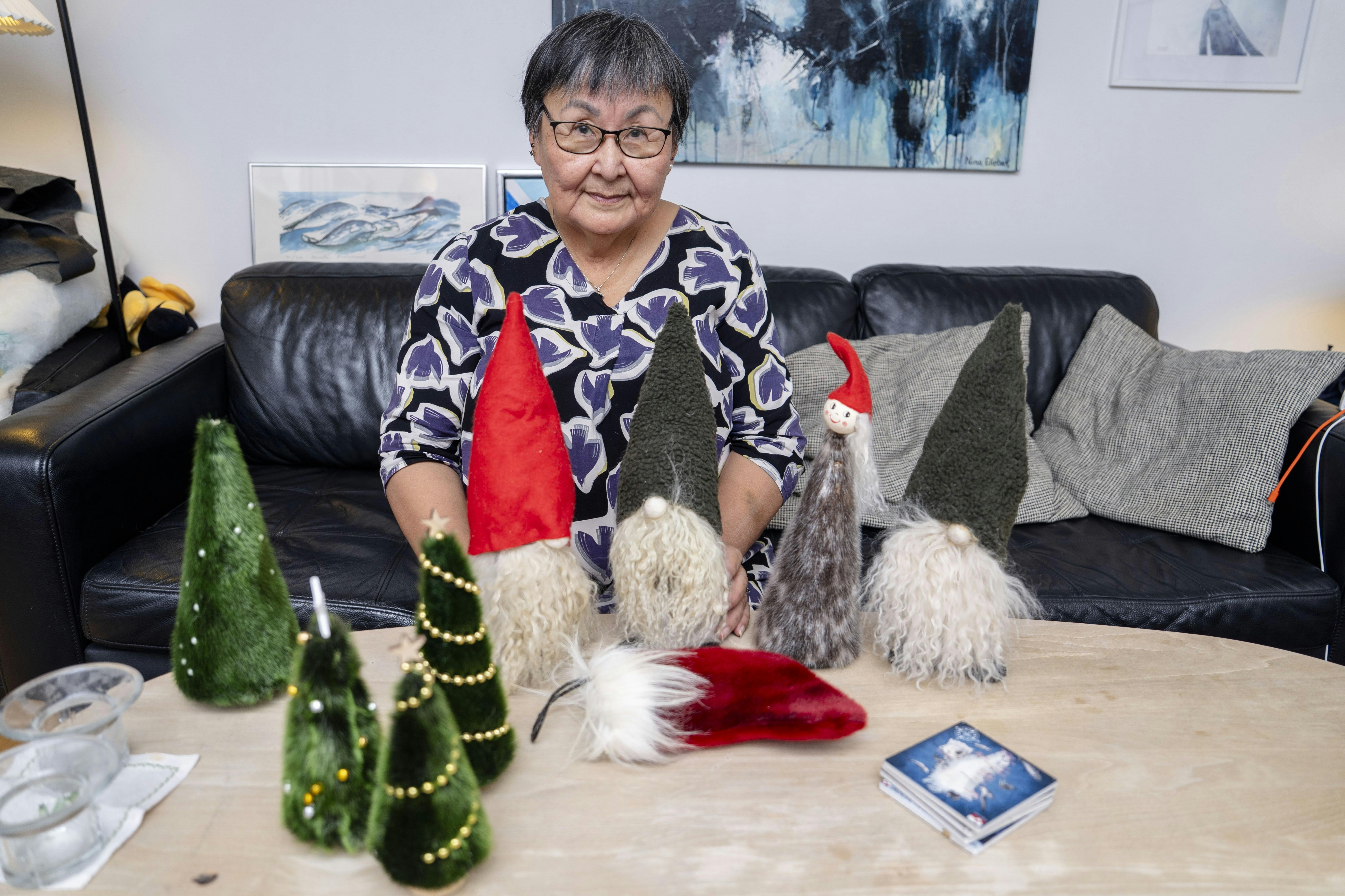 Grønlandskfødte Emma Petersen omgivet af hjemmelavet julepynt lavet af sælskind suppleret med ulvepels og isbjørneskind.