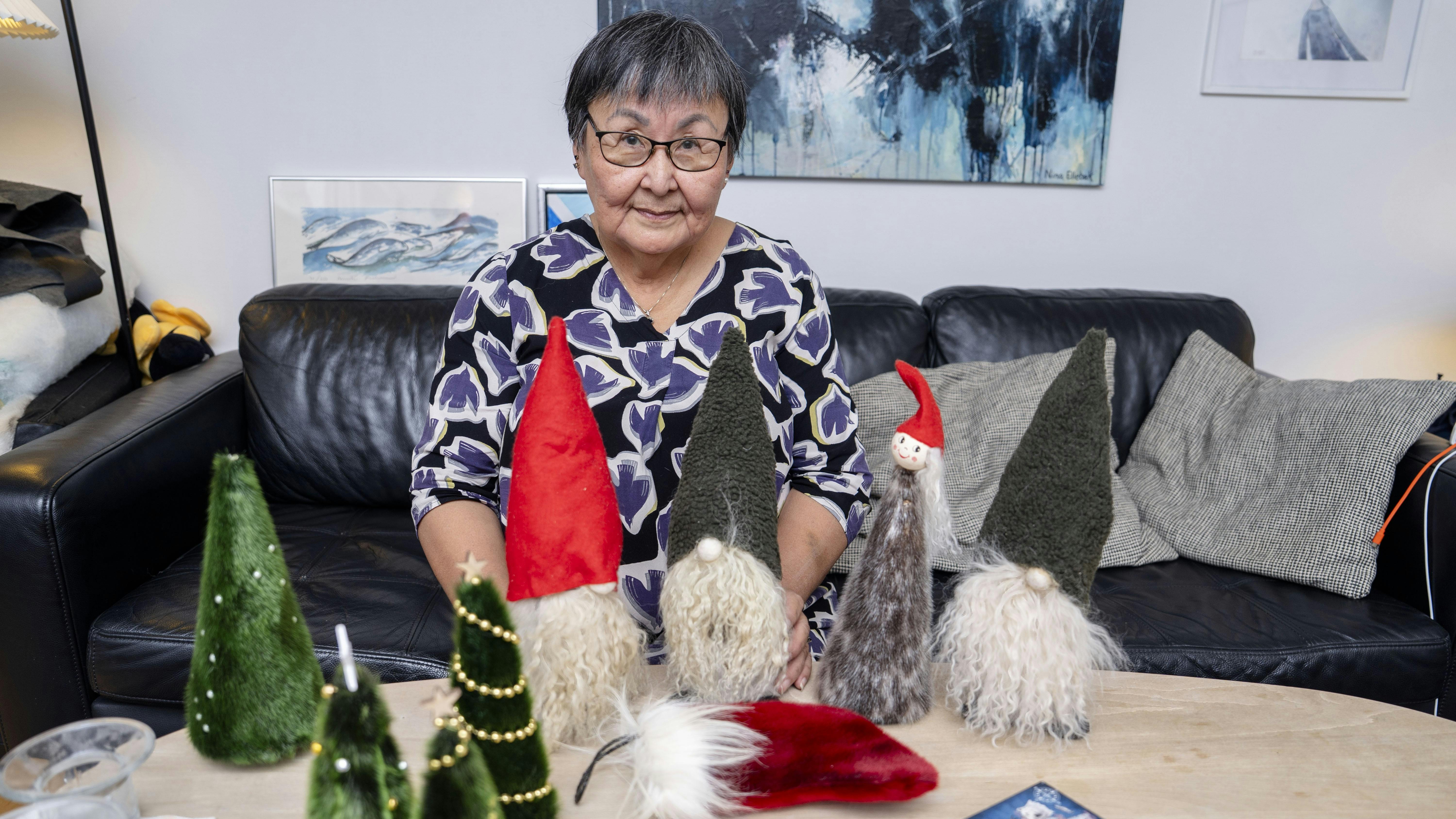 Grønlandskfødte Emma Petersen omgivet af hjemmelavet julepynt lavet af sælskind suppleret med ulvepels og isbjørneskind.