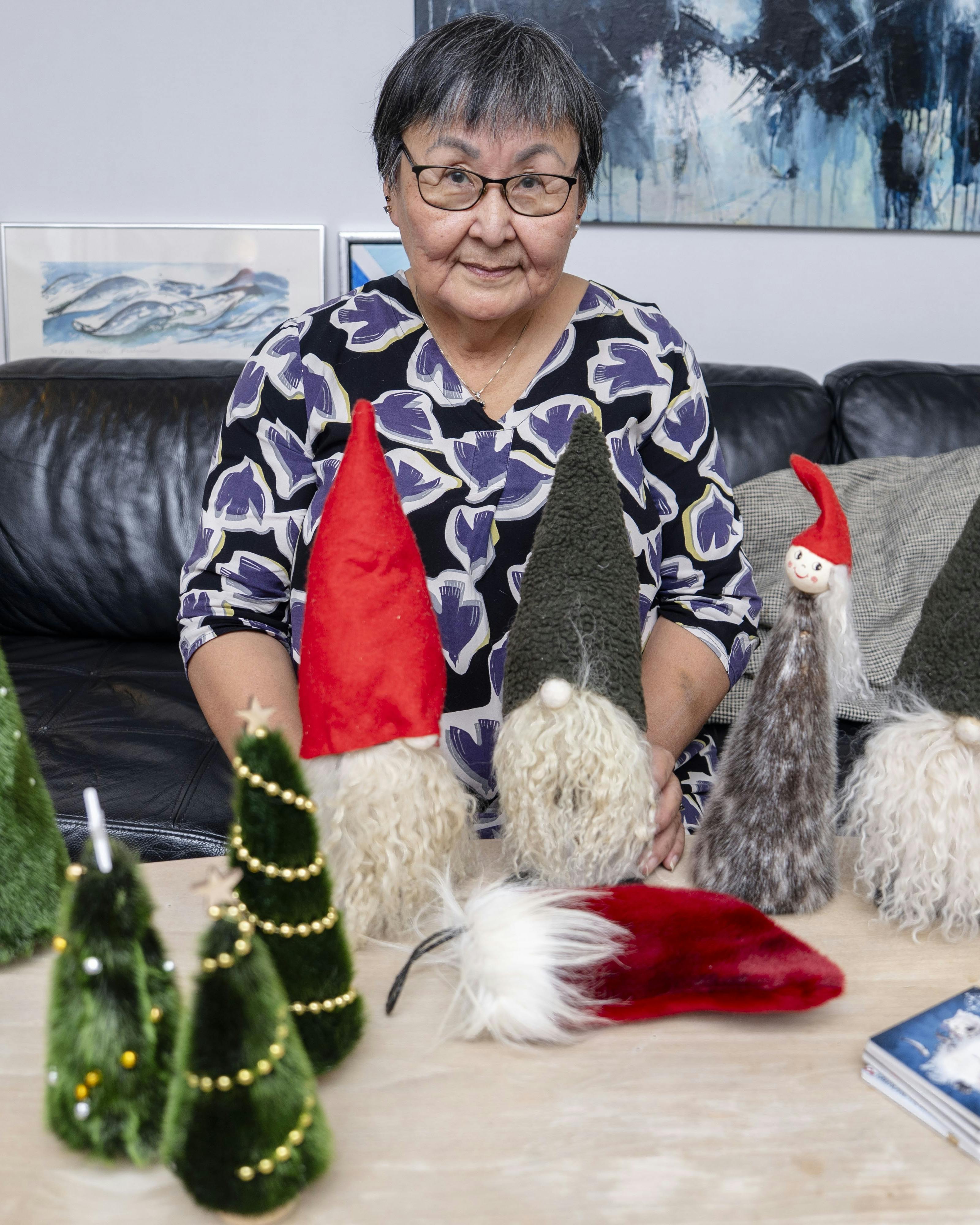 Grønlandskfødte Emma Petersen omgivet af hjemmelavet julepynt lavet af sælskind suppleret med ulvepels og isbjørneskind.