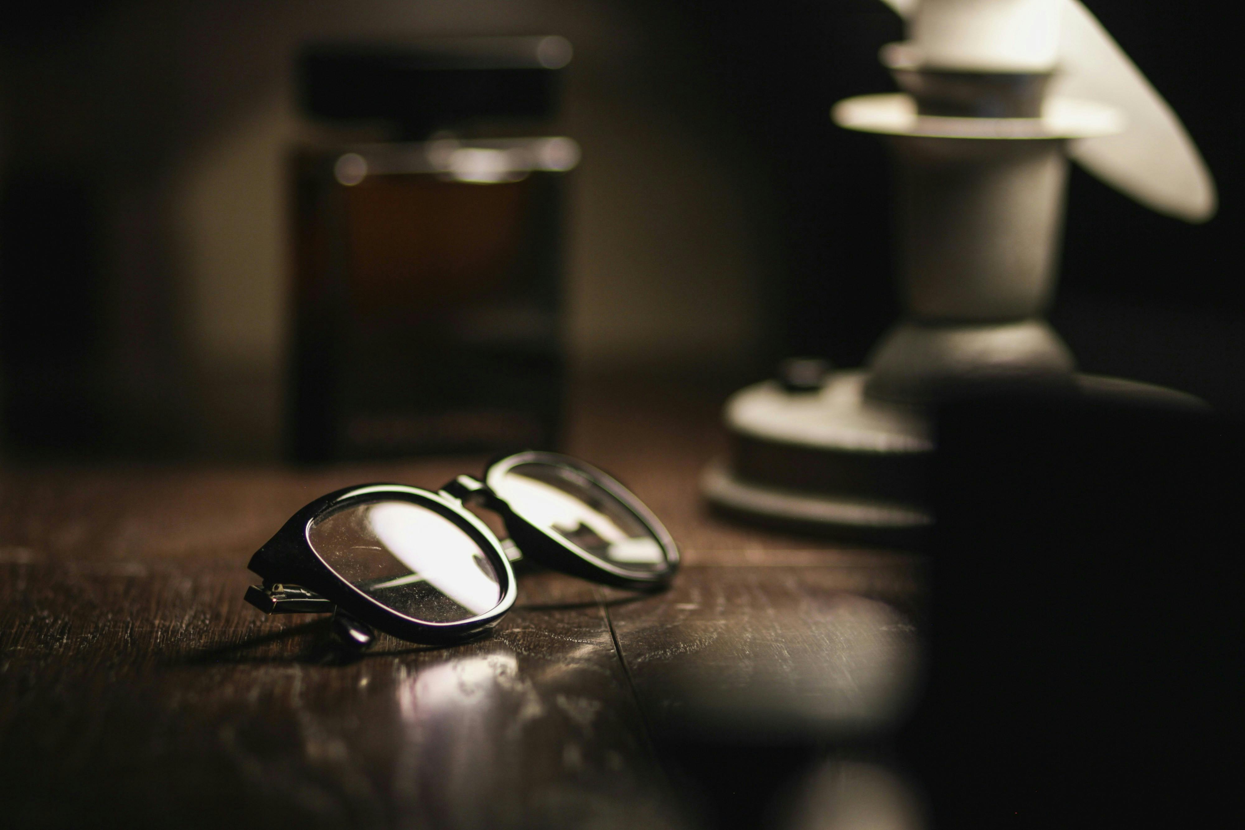 Et par briller, der ligger på et bord. 