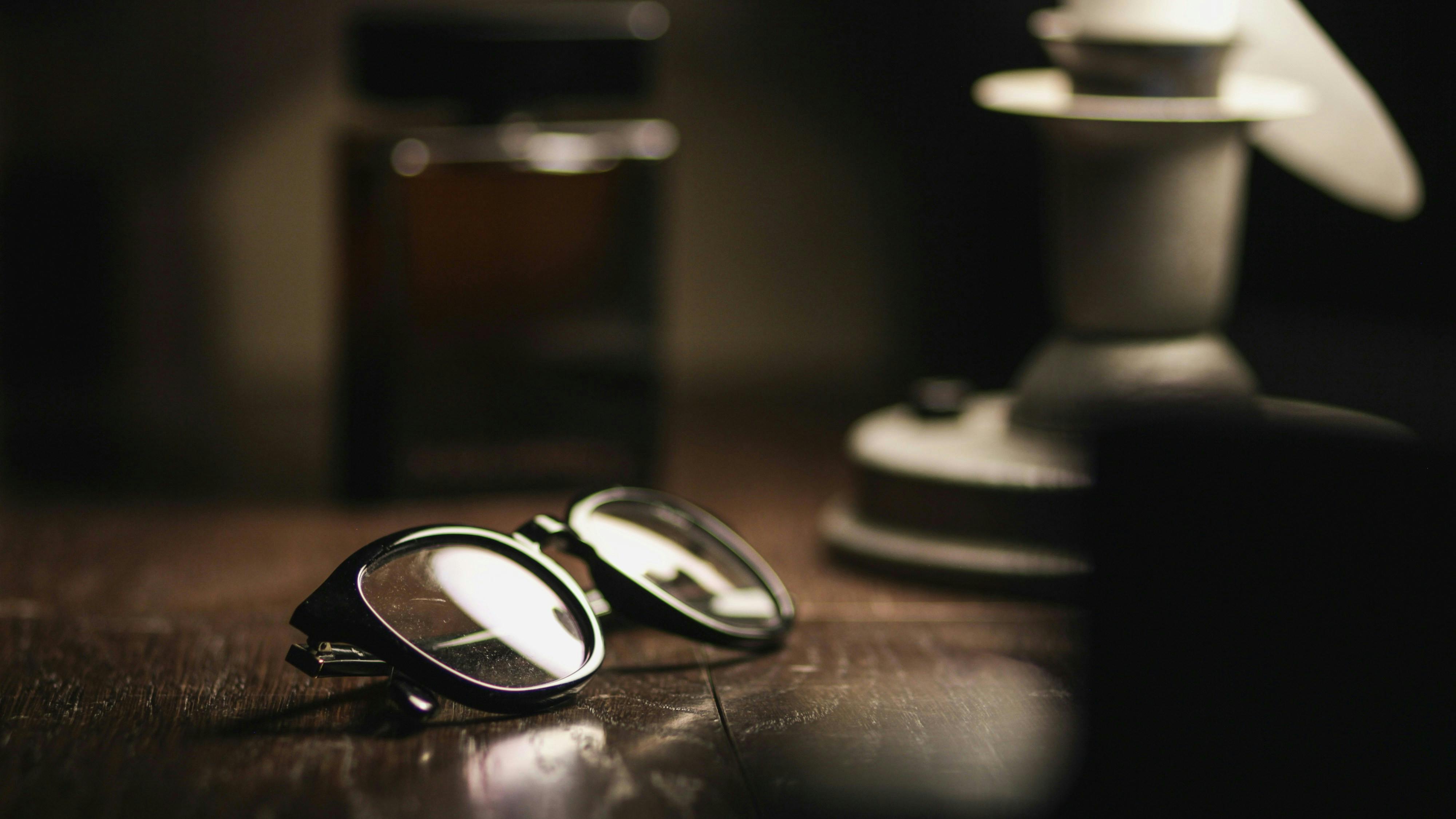 Et par briller, der ligger på et bord.