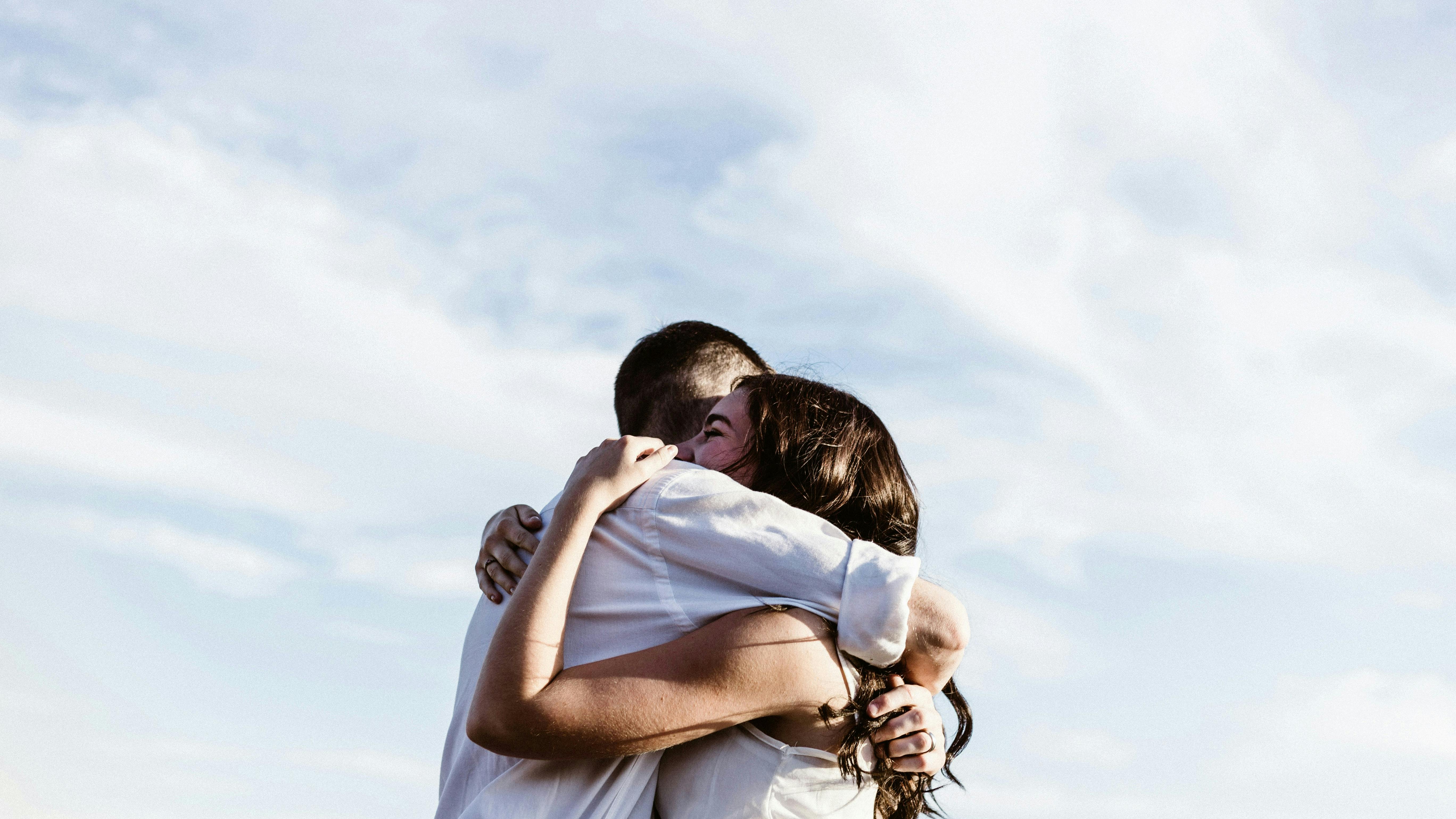 En mand og kvinde, der krammer hinanden.