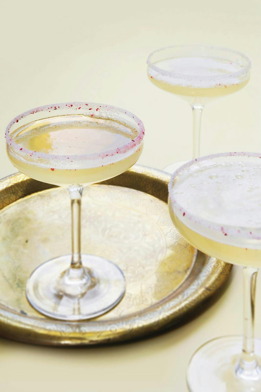 Glas med champagne og frysetørrede hindbær