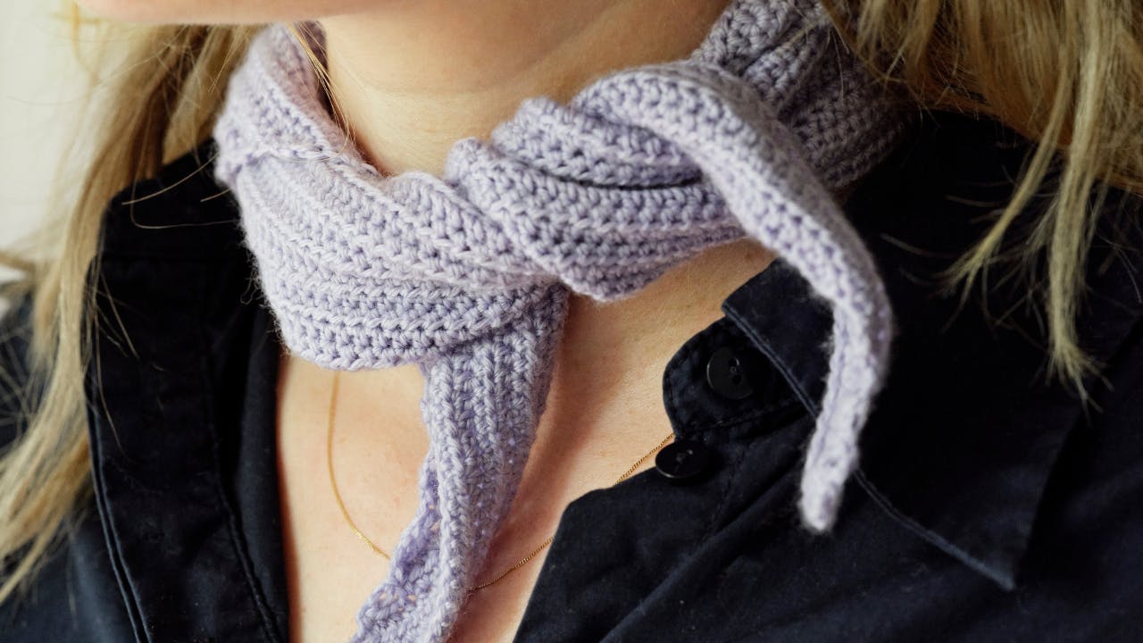 Lille hæklet tørklæde i lilla farve