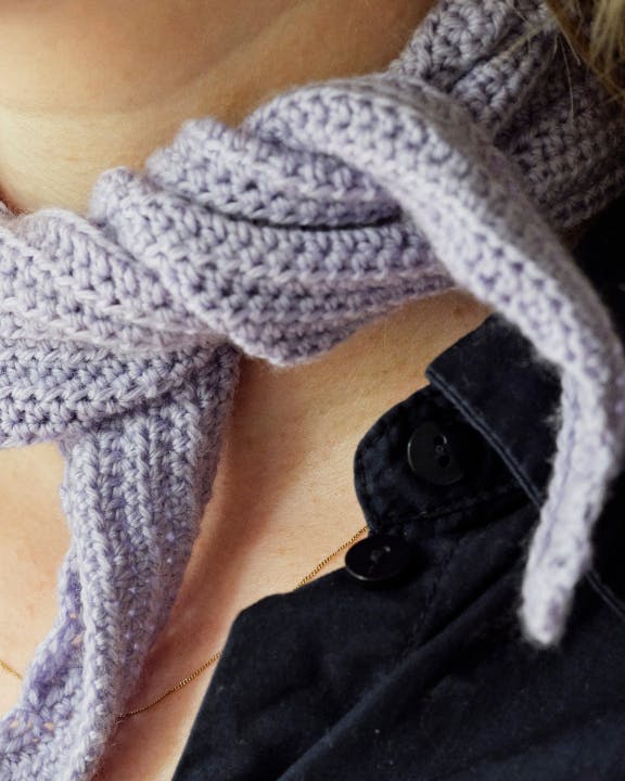 Lille hæklet tørklæde i lilla farve