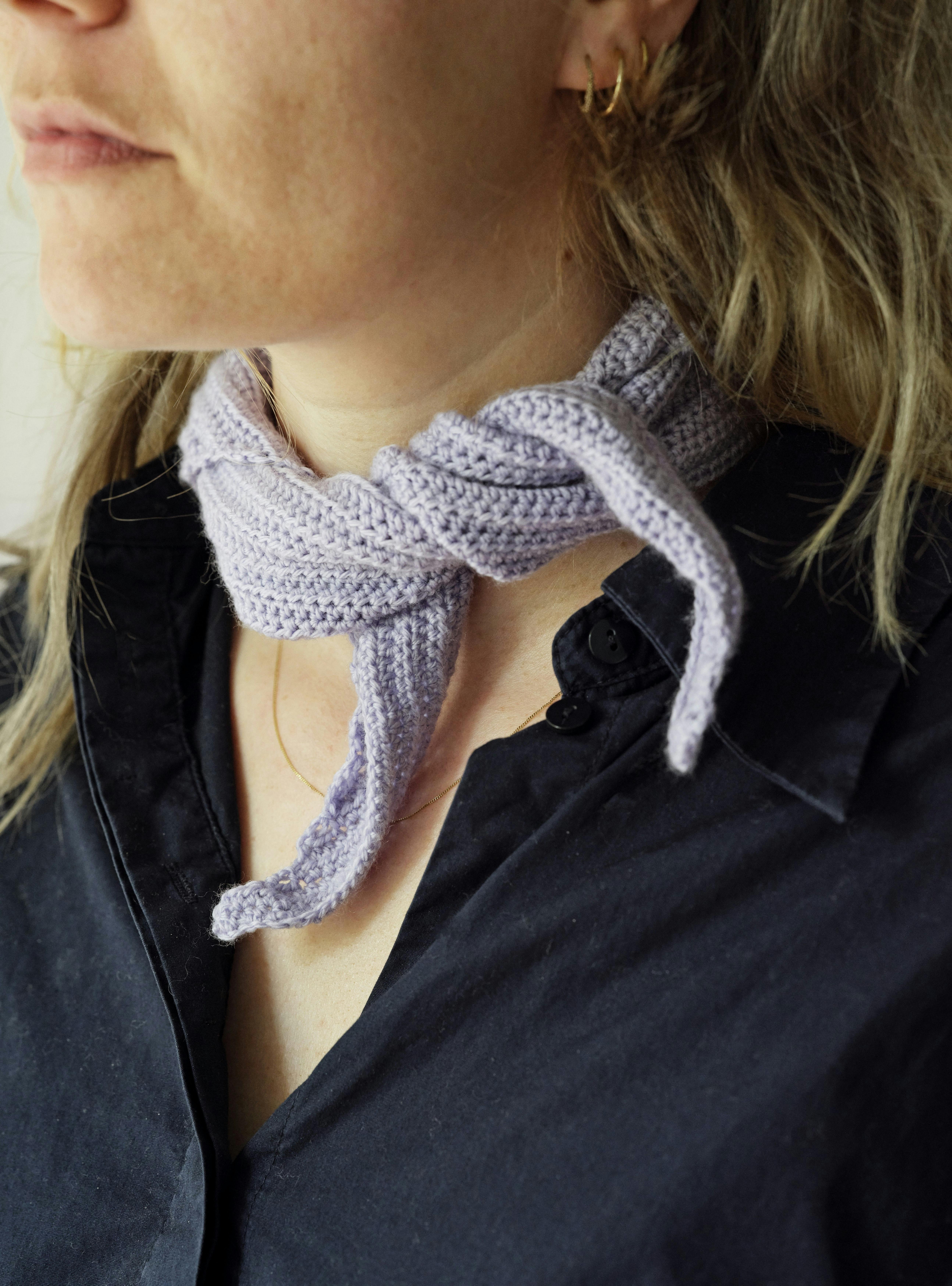 Lille, hæklet tørklæde viklet om hals på kvinde