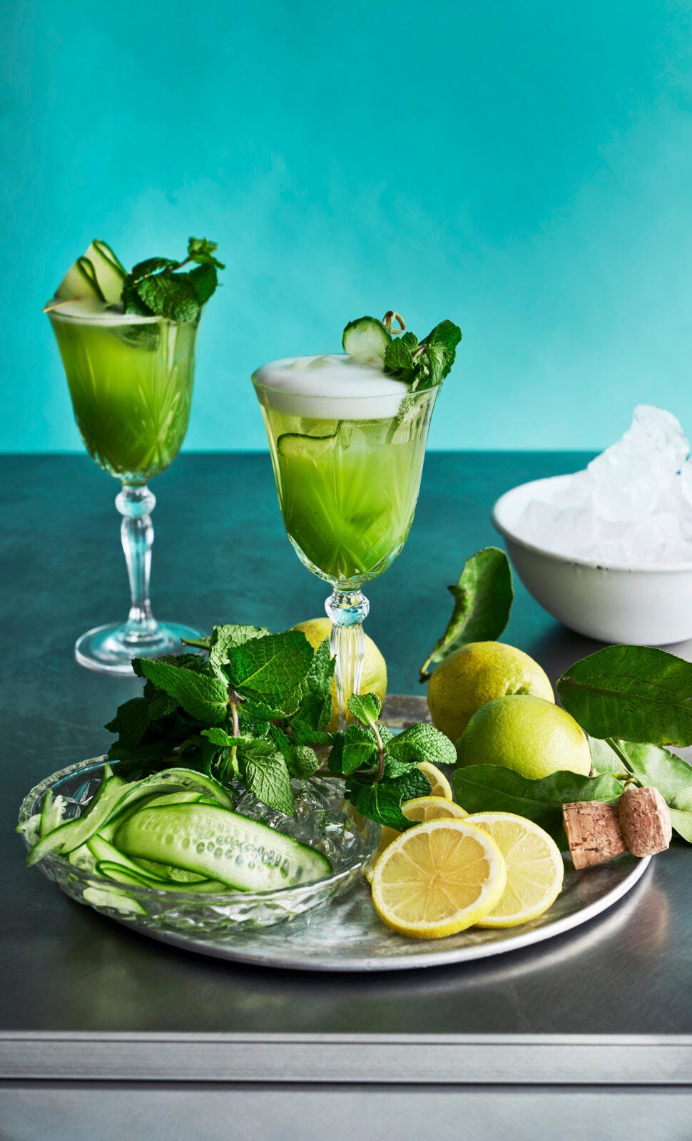 Grøn og frisk cocktail pyntet med agurker