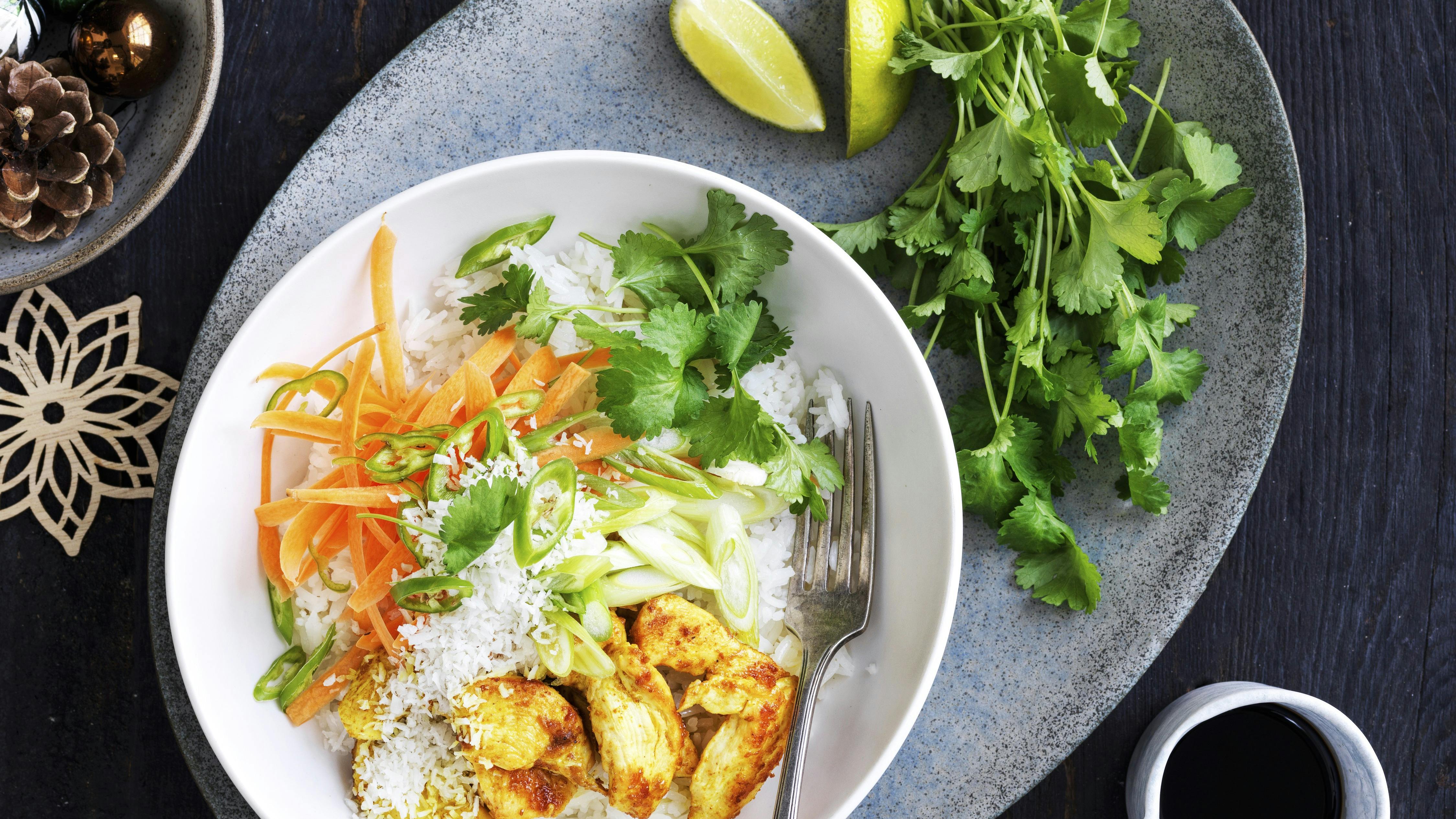 Karrystegt kylling med kokos, ris og grønt.