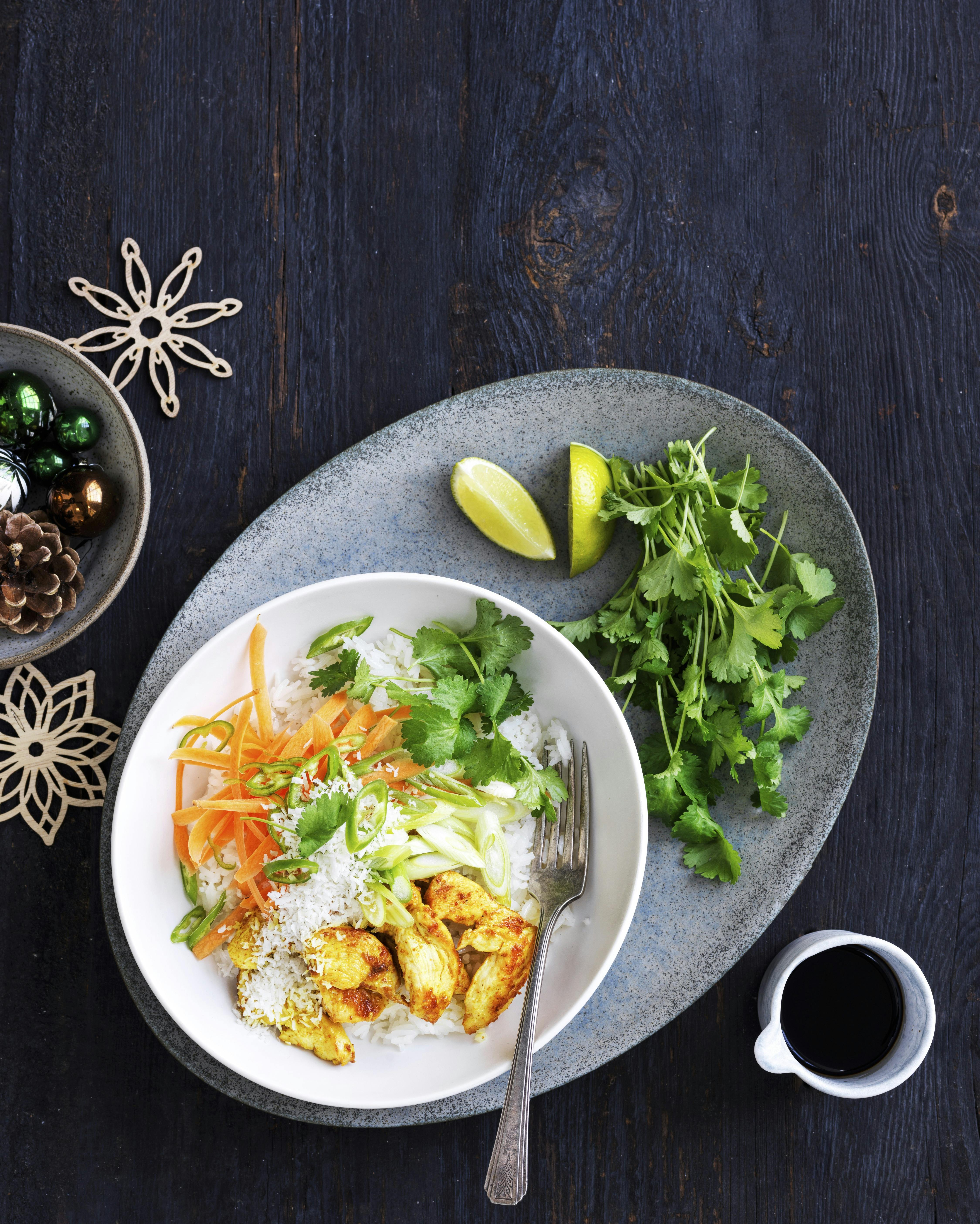 Karrystegt kylling med kokos, ris og grønt.