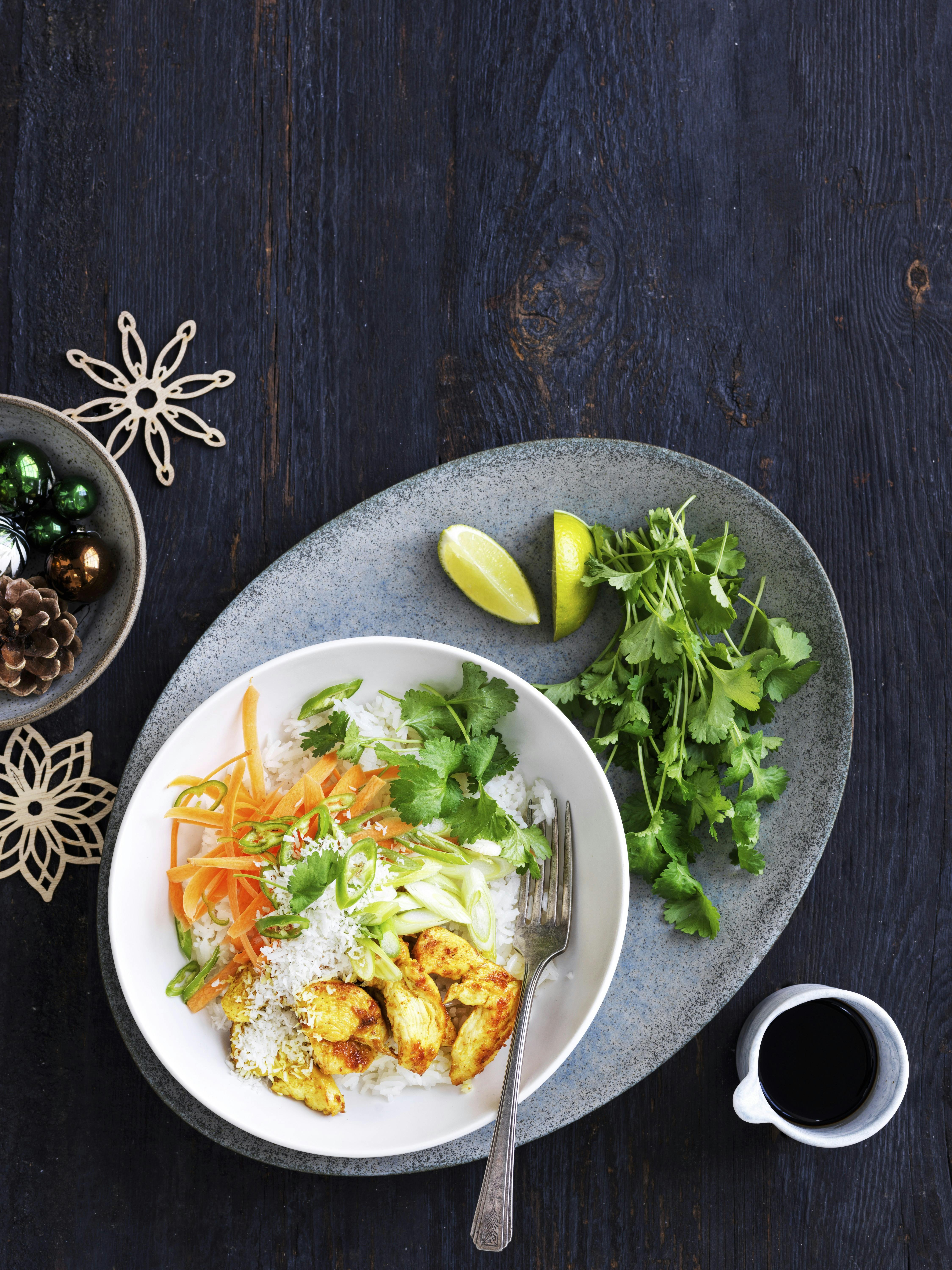 Karrystegt kylling med kokos, ris og grønt.