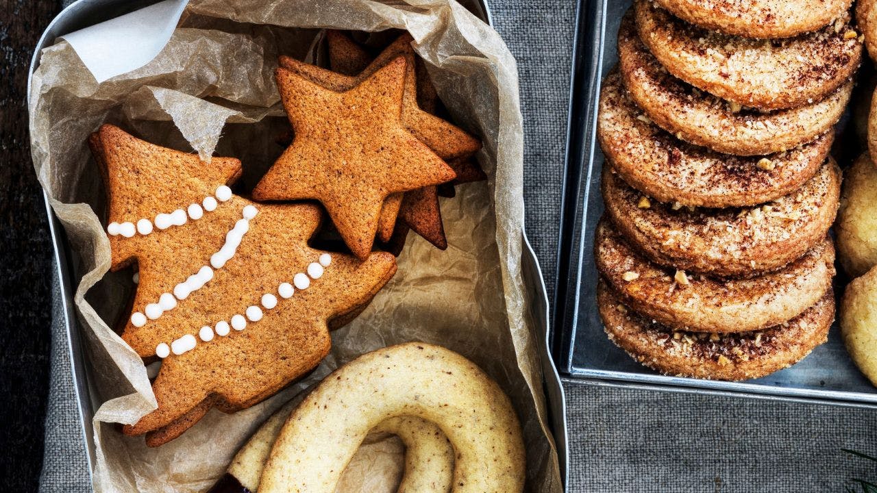 Kun fantasien sætter grænser for form og dekorering af småkagerne - her som stjerner og juletræer.