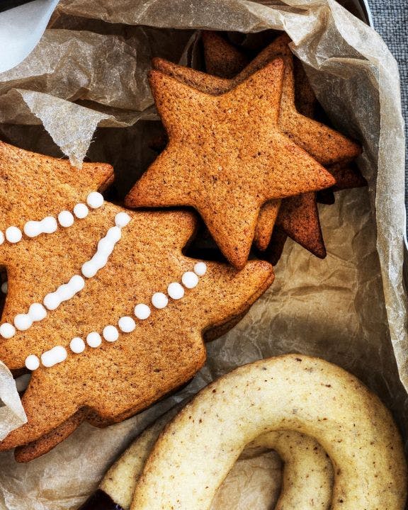 Julesmåkager der ligner juletræer og stjerner