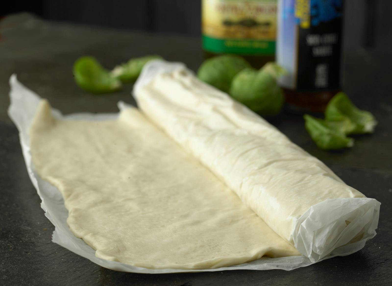 En rulle pizzadej på et bord