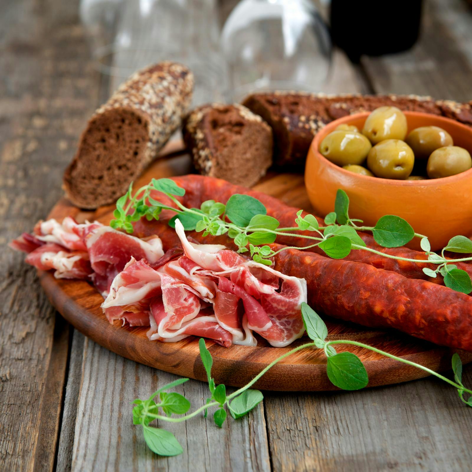 Et fad med forskellige pølser på.